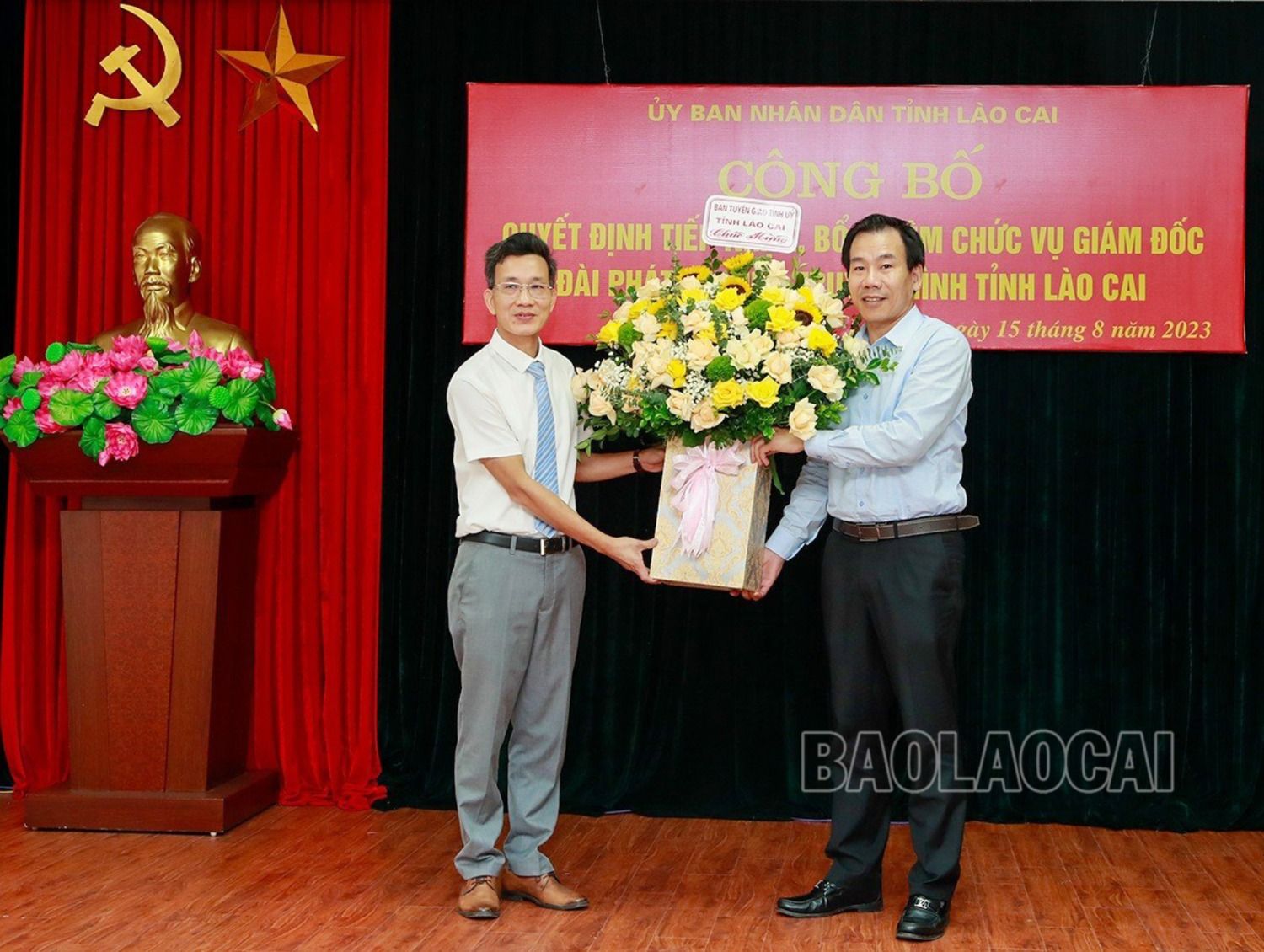 Đồng chí Dương Đức Huy, Ủy viên Ban Thường vụ, Trưởng Ban Tuyên giáo Tỉnh ủy tặng hoa chúc mừng. 6.jpg