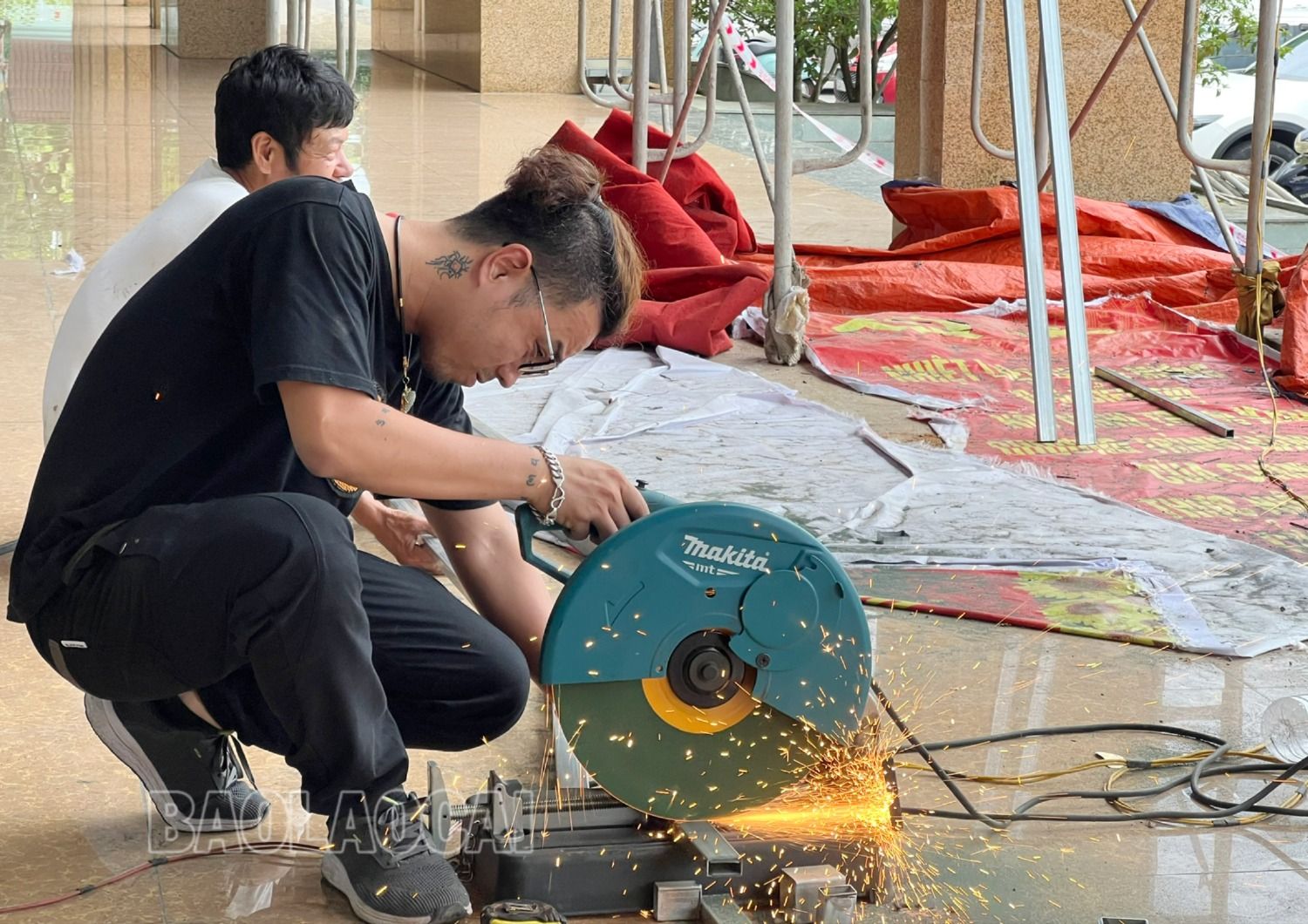 Đơn vị thi công khẩn trương lắp đặt màn hình led tại sân Trung tâm Văn hóa và Điện ảnh tỉnh. 3a.jpg