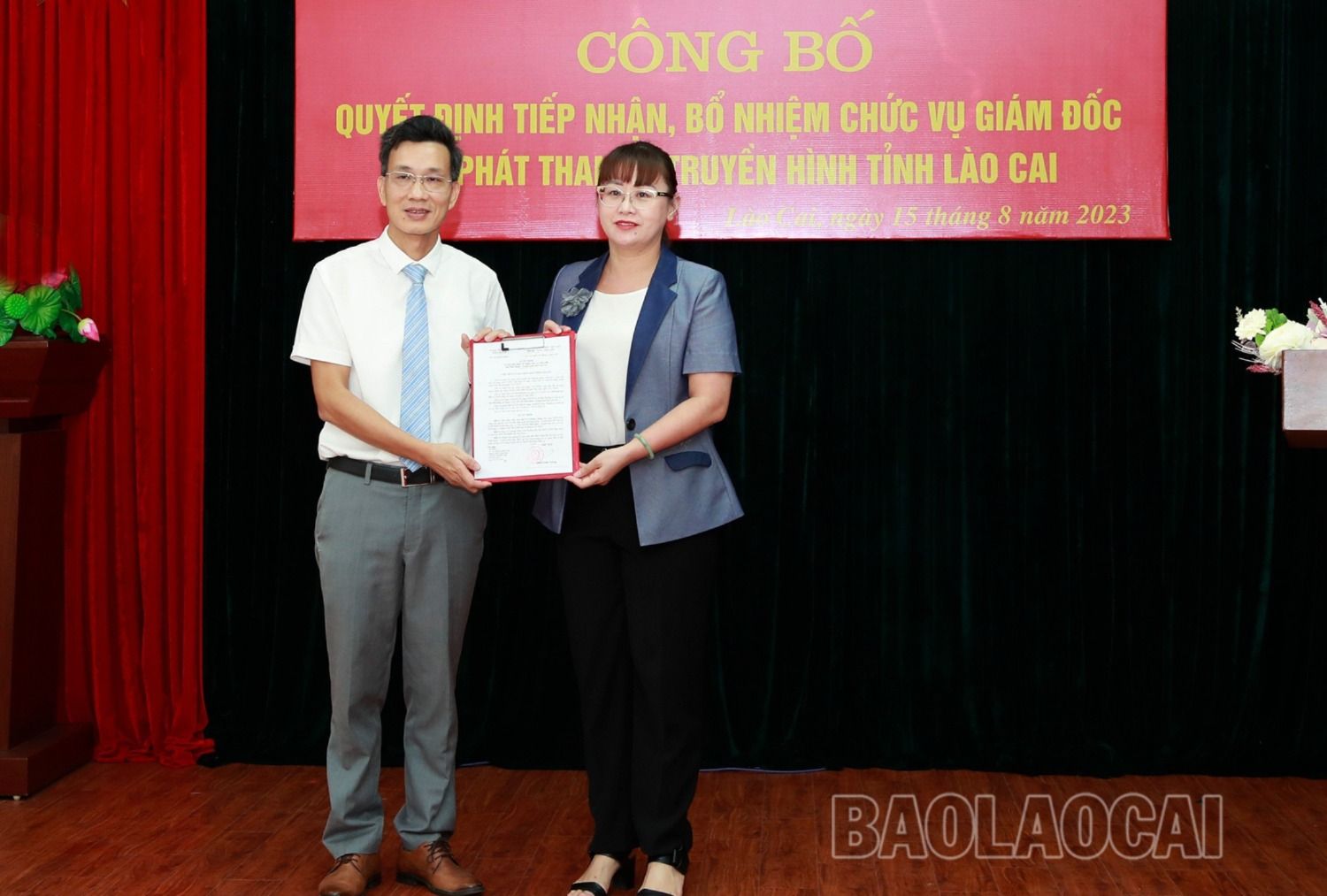 Đồng chí Giàng Thị Dung, Phó Chủ tịch UBND tỉnh trao Quyết định tiếp nhận, bổ nhiệm đồng chí Lê Trường Giang. 2.jpg