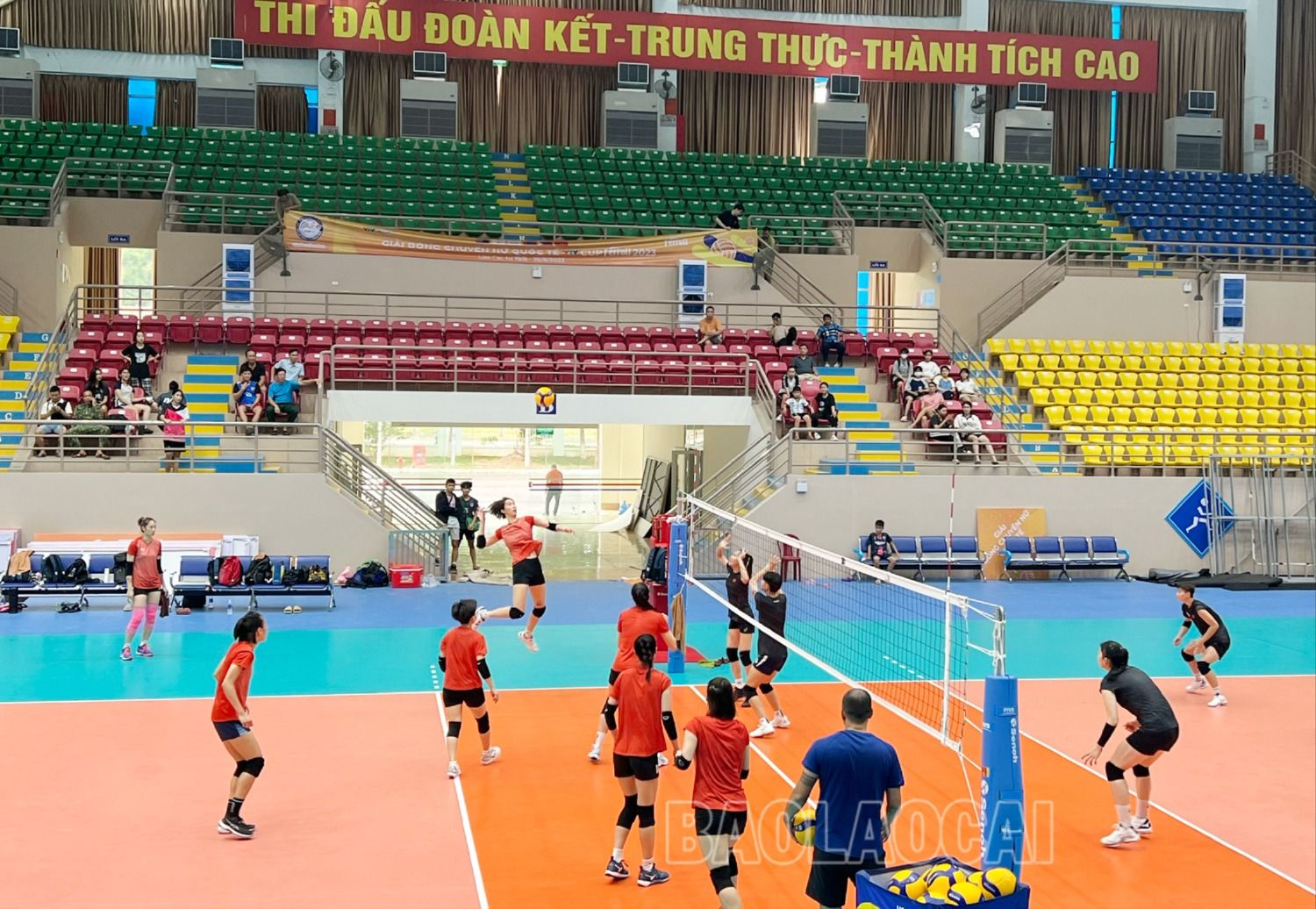 Đội tuyển bóng chuyền nữ Việt Nam tích cực luyện tập cho giải. 2a.jpg