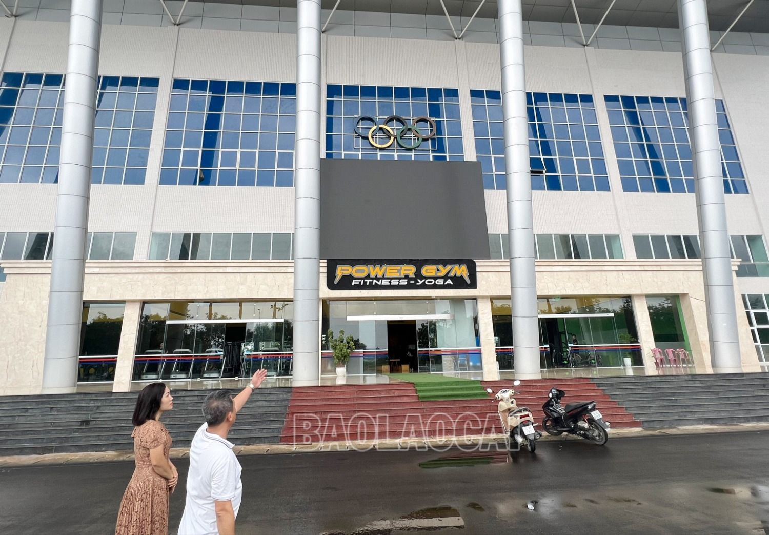 Màn hình led được bố trí tại sân trước Nhà thi đấu đa năng tỉnh phục vụ người hâm mộ. 1a.jpg