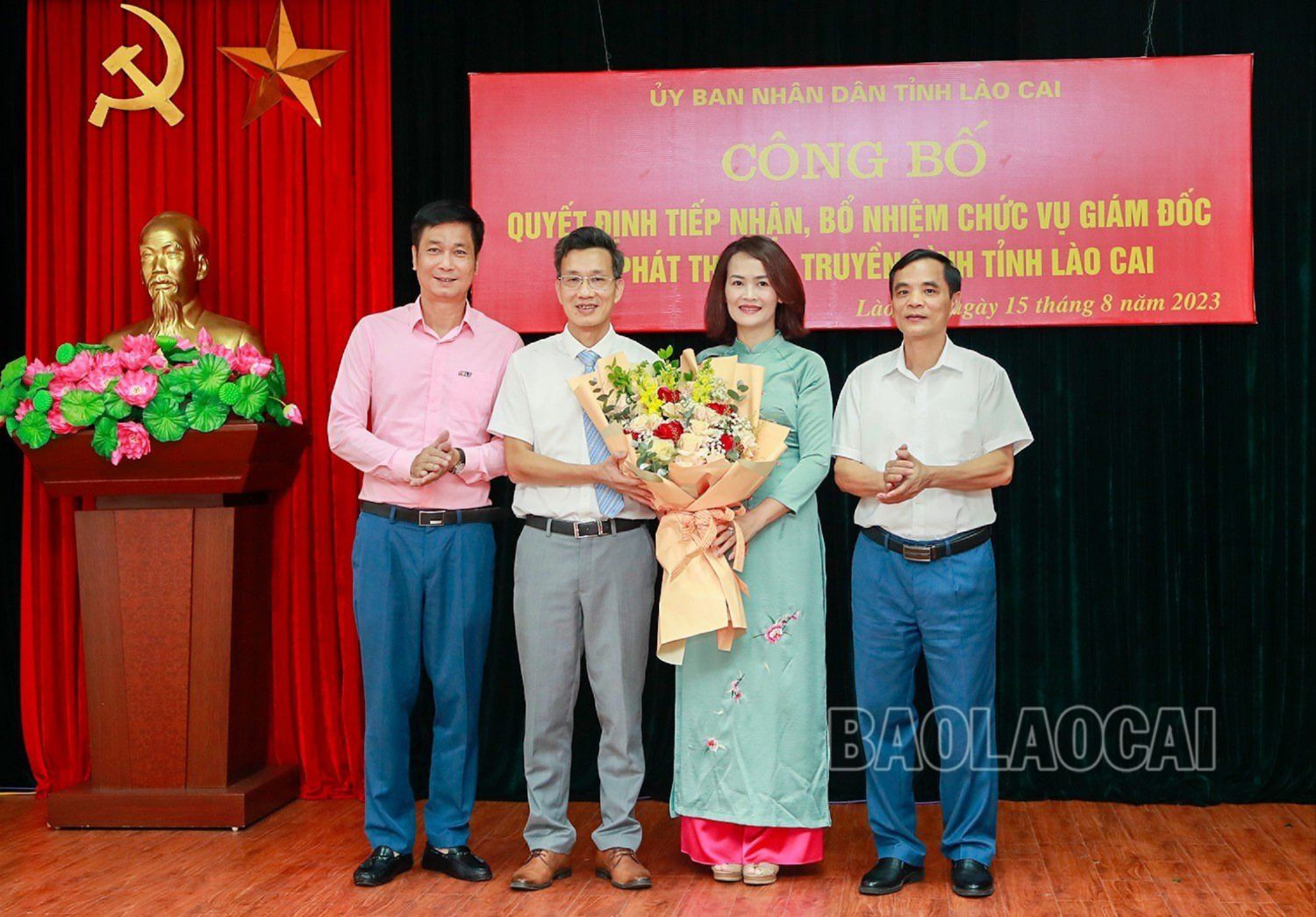 Ban Giám đốc Đài Phát thanh - Truyền hình tỉnh tặng hoa chúc mừng. 7.jpg