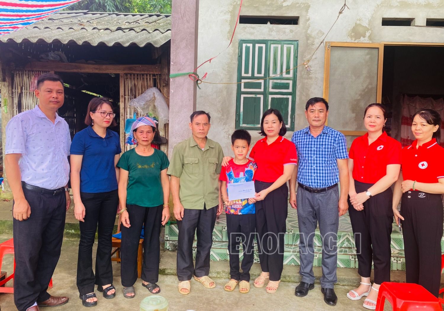 Tặng quà gia đình có người bị lũ cuốn trôi ở thôn Pèng 1, xã Hợp Thành. 2.jpg