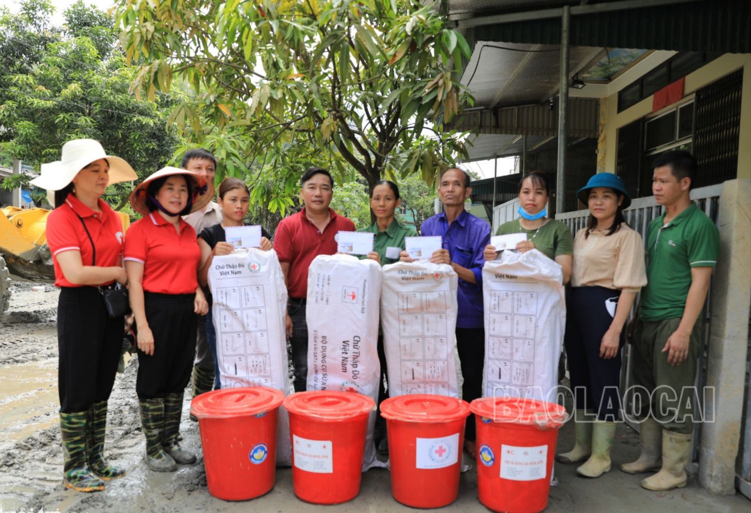 Tặng quà hỗ trợ khẩn cấp cho 4 hộ bị ảnh hưởng nặng do mưa lũ tại Tả Phời. 1.jpg
