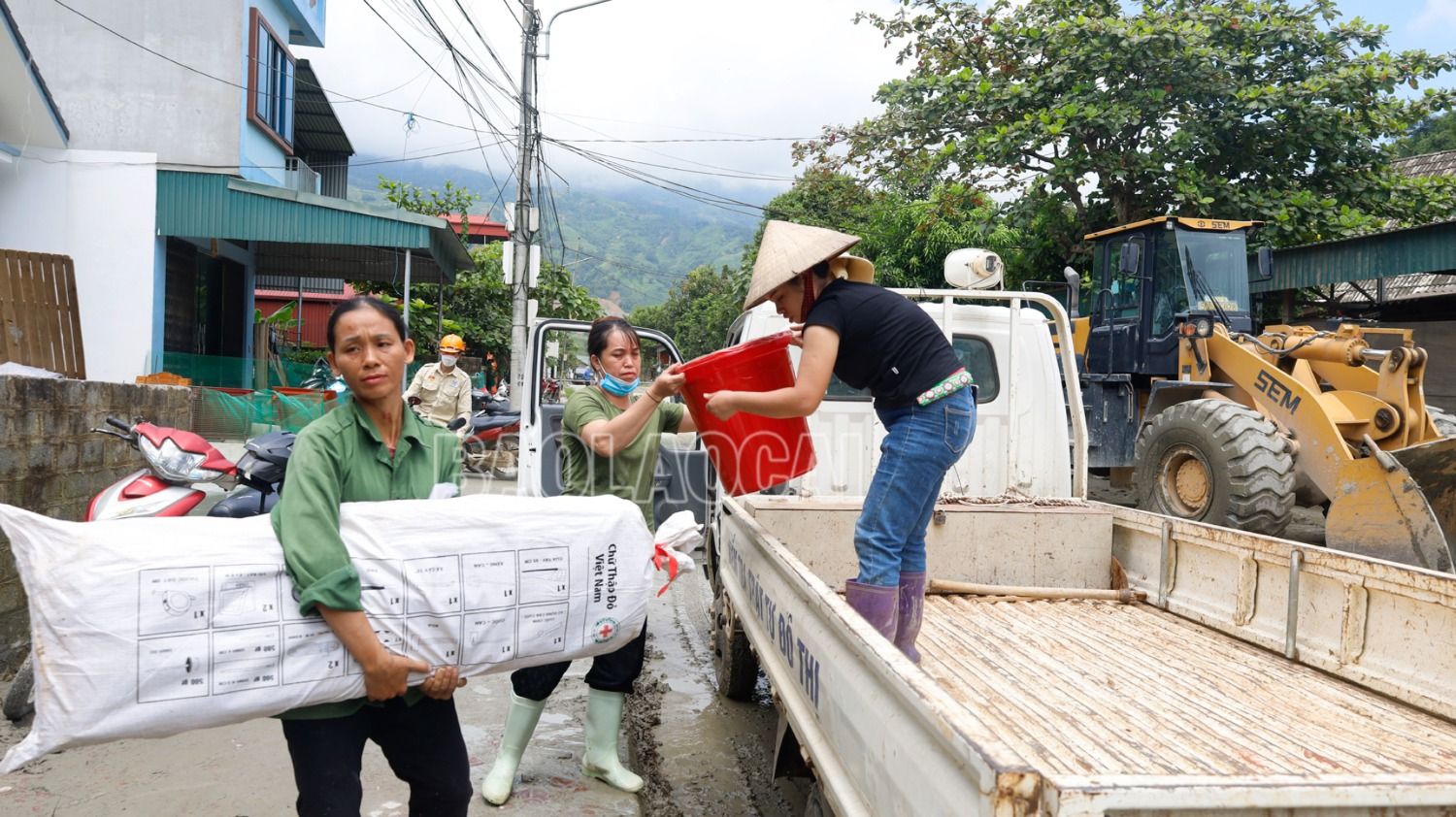 Những món quà ý nghĩa được chuyển đến vùng lũ. 4.jpg