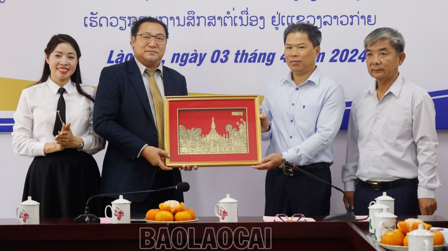 Đoàn công tác Bộ Giáo dục và Thể thao nước Cộng hòa DCND Lào tặng quà Trung tâm Giáo dục nghề nghiệp - Giáo dục thường xuyên thành phố Lào Cai. 5.jpg