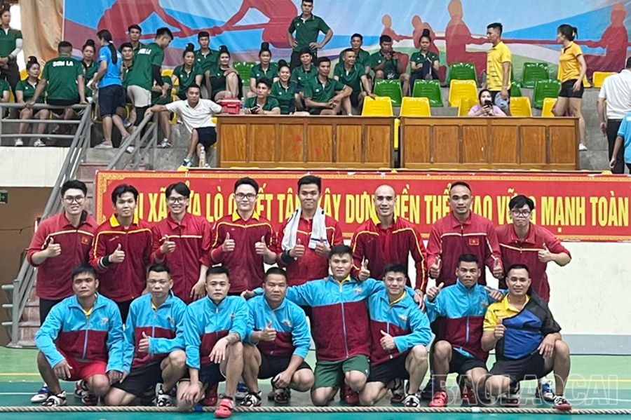 Vận động viên Lào Cai thi đấu nội dung nam 8 người (áo xanh). 1a.jpg