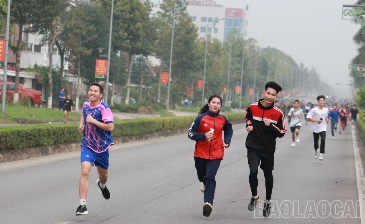 Những bước chạy hưởng ứng Ngày chạy Olympic vì sức khỏe toàn dân. z5256842143260_672349691e5c6ff453560ff7a73efaf7.jpg