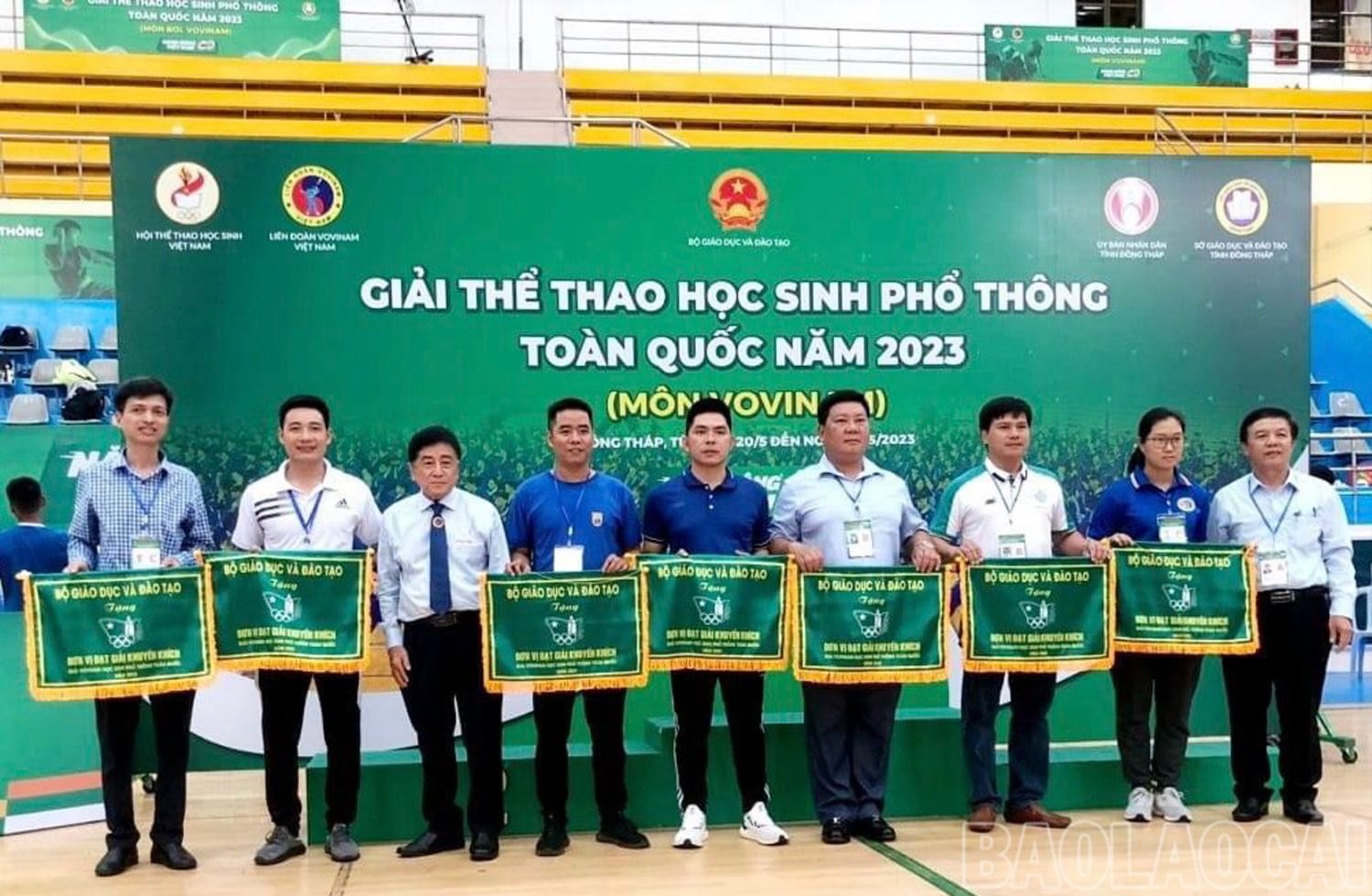 Ban Tổ chức trao giải toàn đoàn cho các đoàn vận động viên (Đoàn Lào Cai đứng thứ 4 từ trái qua). 3a.jpg