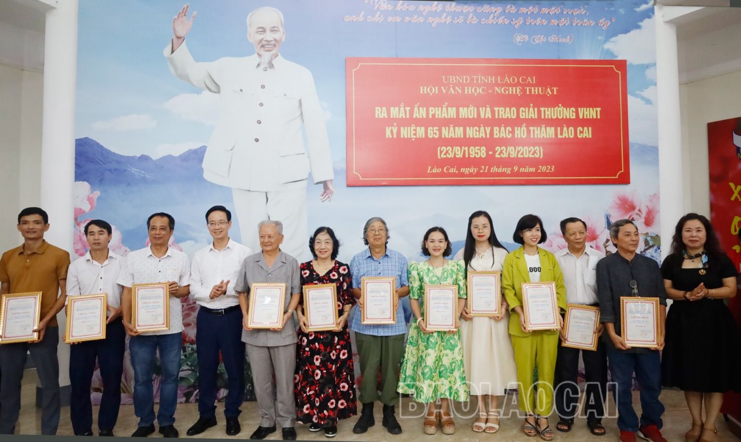Trao giải C cho các tác giả. 7.jpg