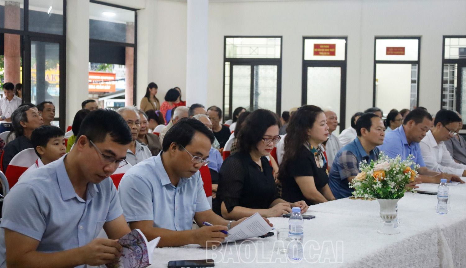 Đại biểu dự chương trình. 2.jpg