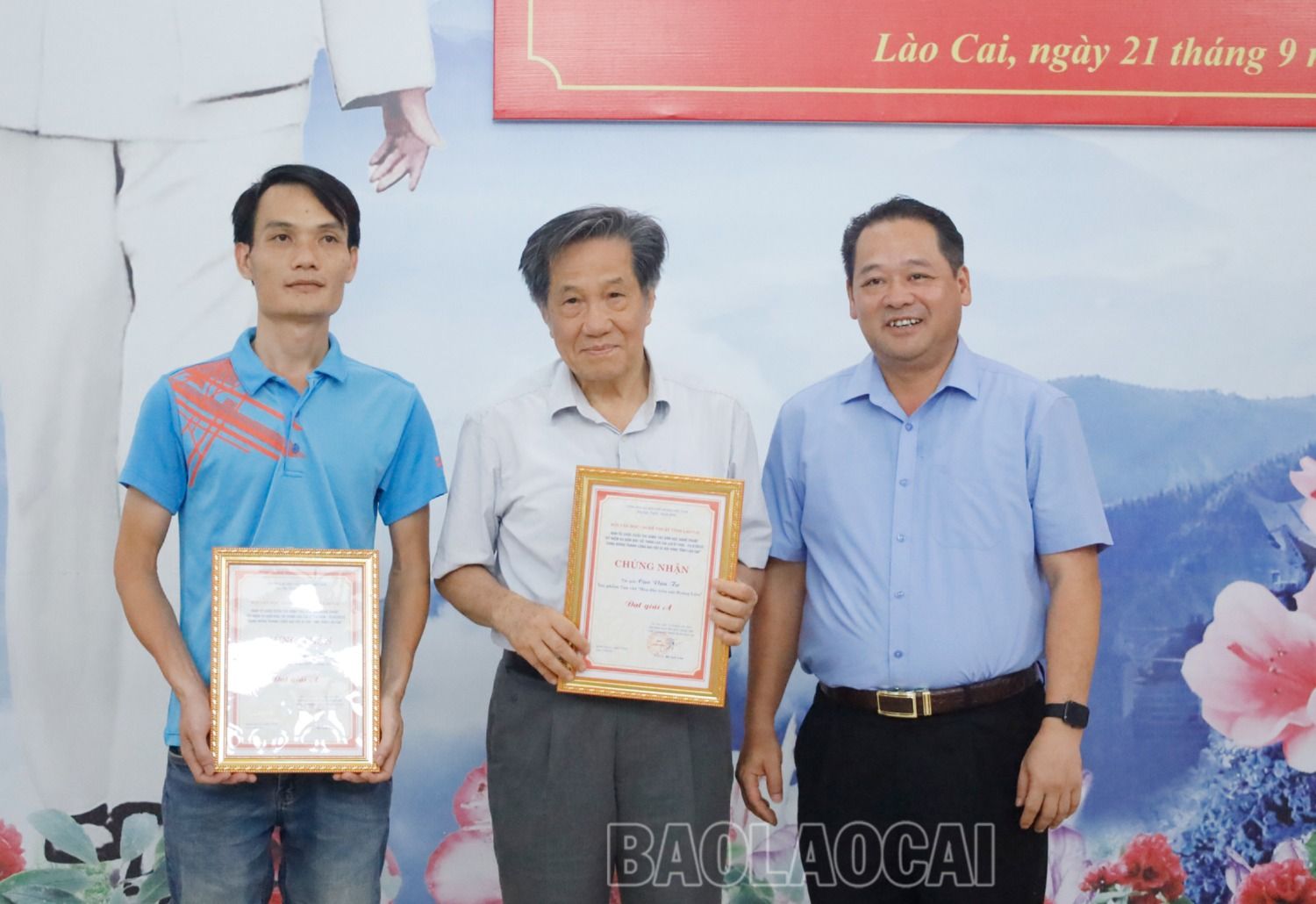Trao giải A cho các tác giả đoạt giải Cuộc thi sáng tác văn học - nghệ thuật Kỷ niệm 65 năm Bác Hồ thăm Lào Cai. 5.jpg