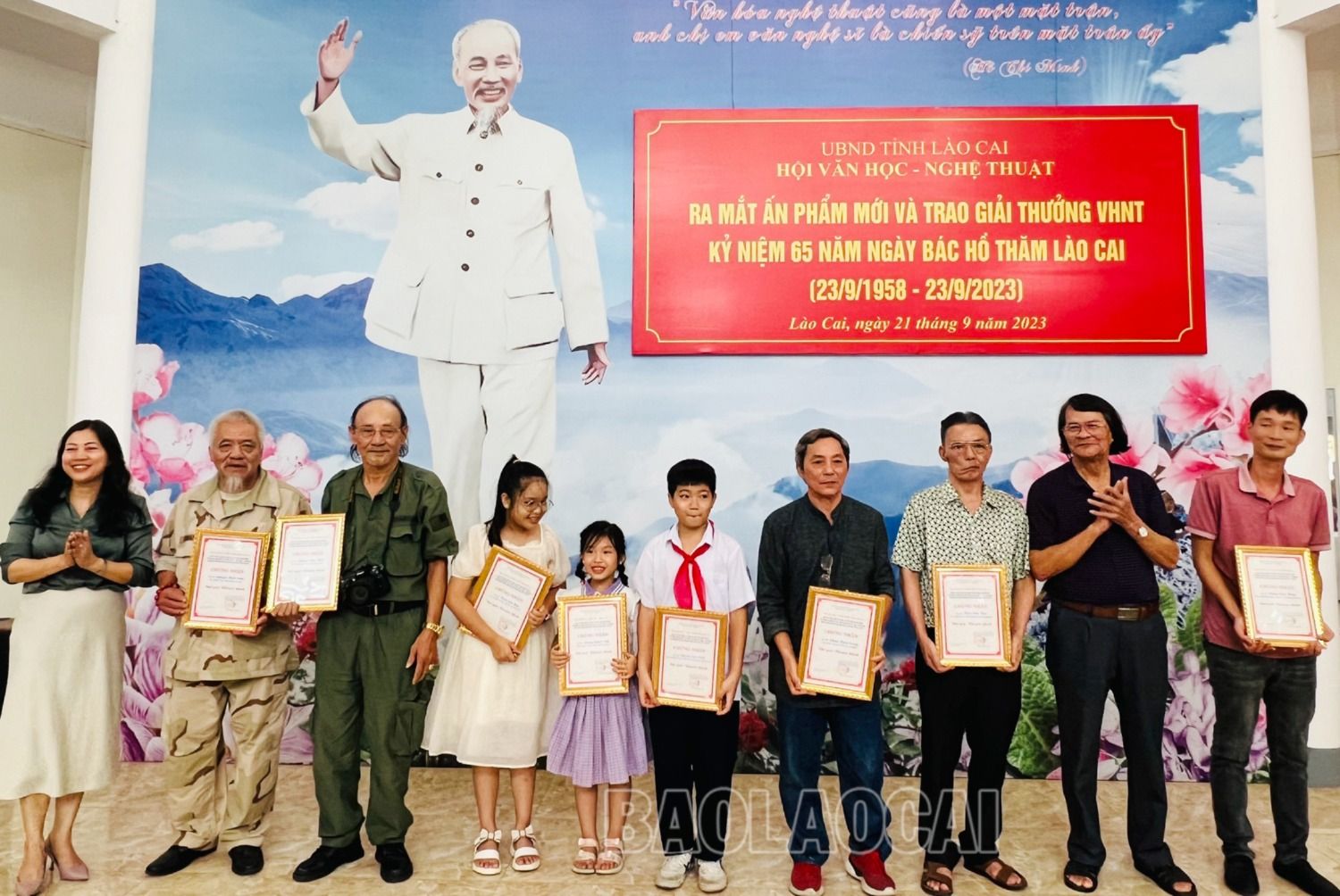 Trao giải Khuyến khích cho các tác giả. 9.jpg