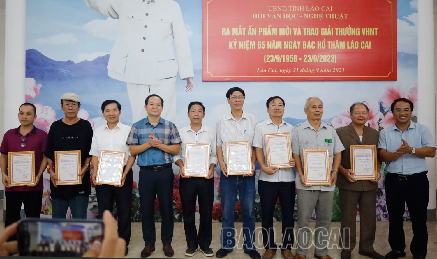 Trao giải B cho các tác giả. 6.jpg