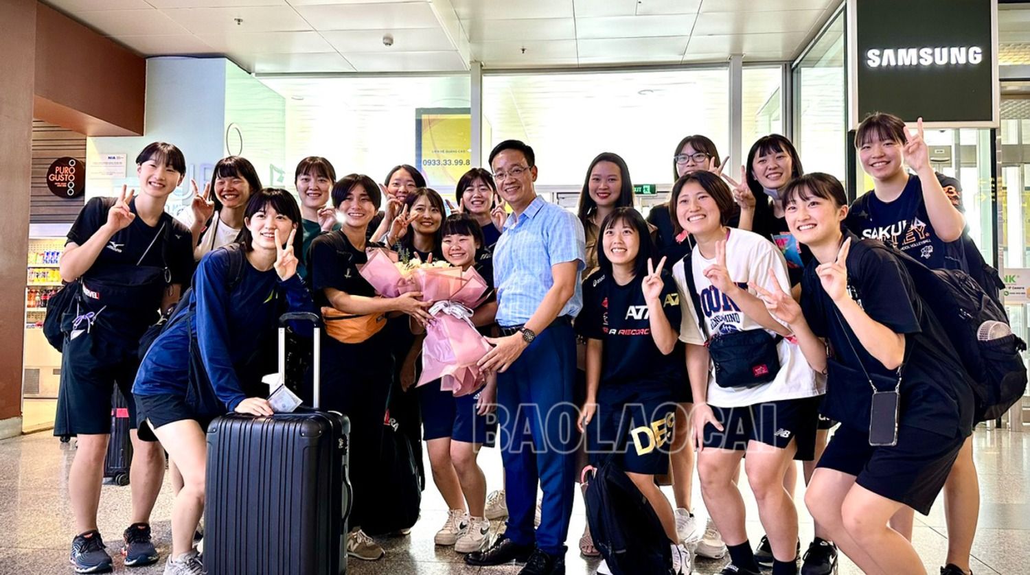 Lãnh đạo Sở Văn hóa - Thể thao tỉnh tặng hóa chúc mừng Câu lạc bộ Đại học Kansai (Nhật Bản) tại sân bay Nội Bài. 1a.jpg
