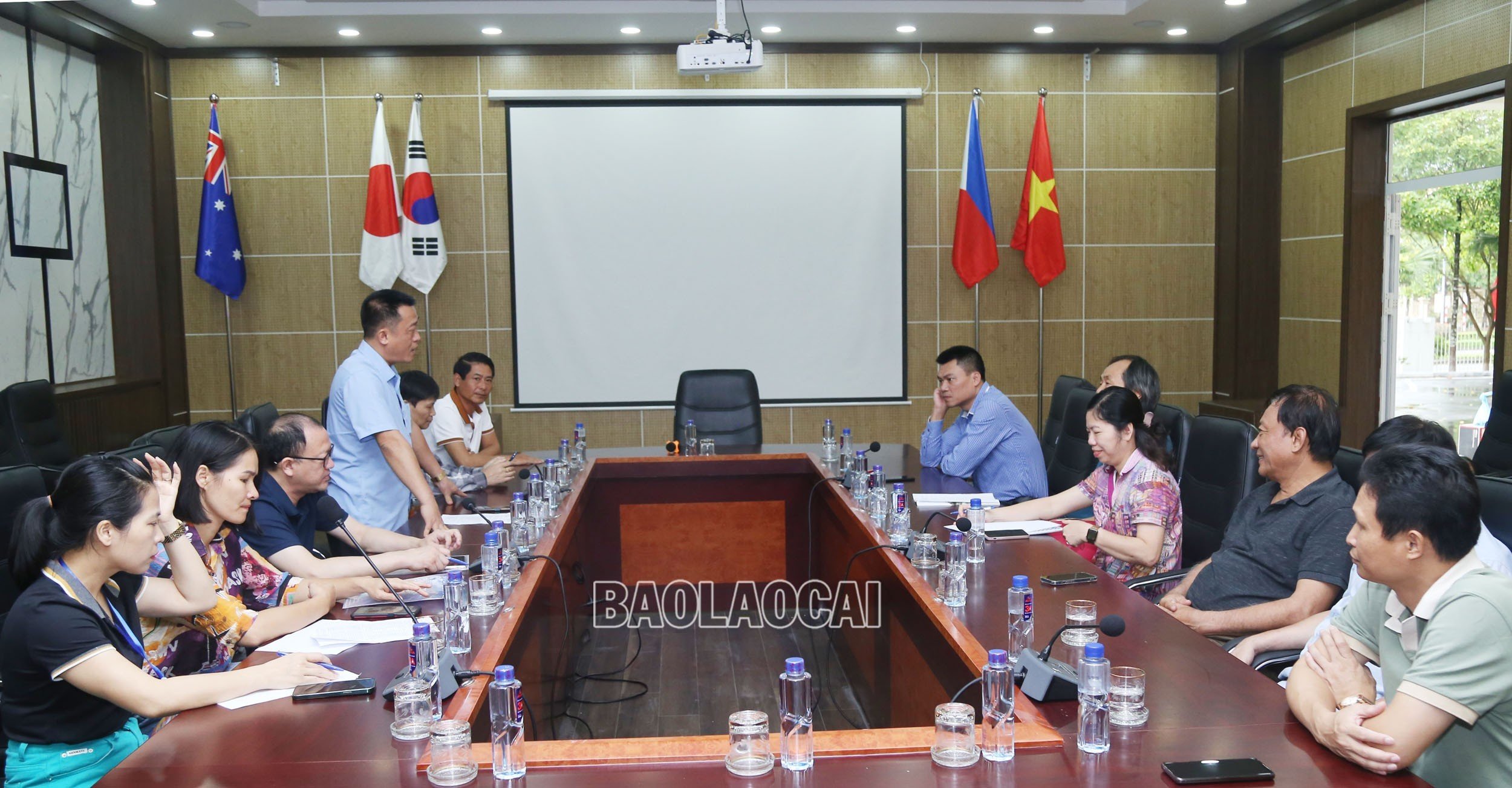 Quang cảnh buổi làm việc. z4614374941764_427b42b4ea32c849d9b404675bcbacc1.jpg
