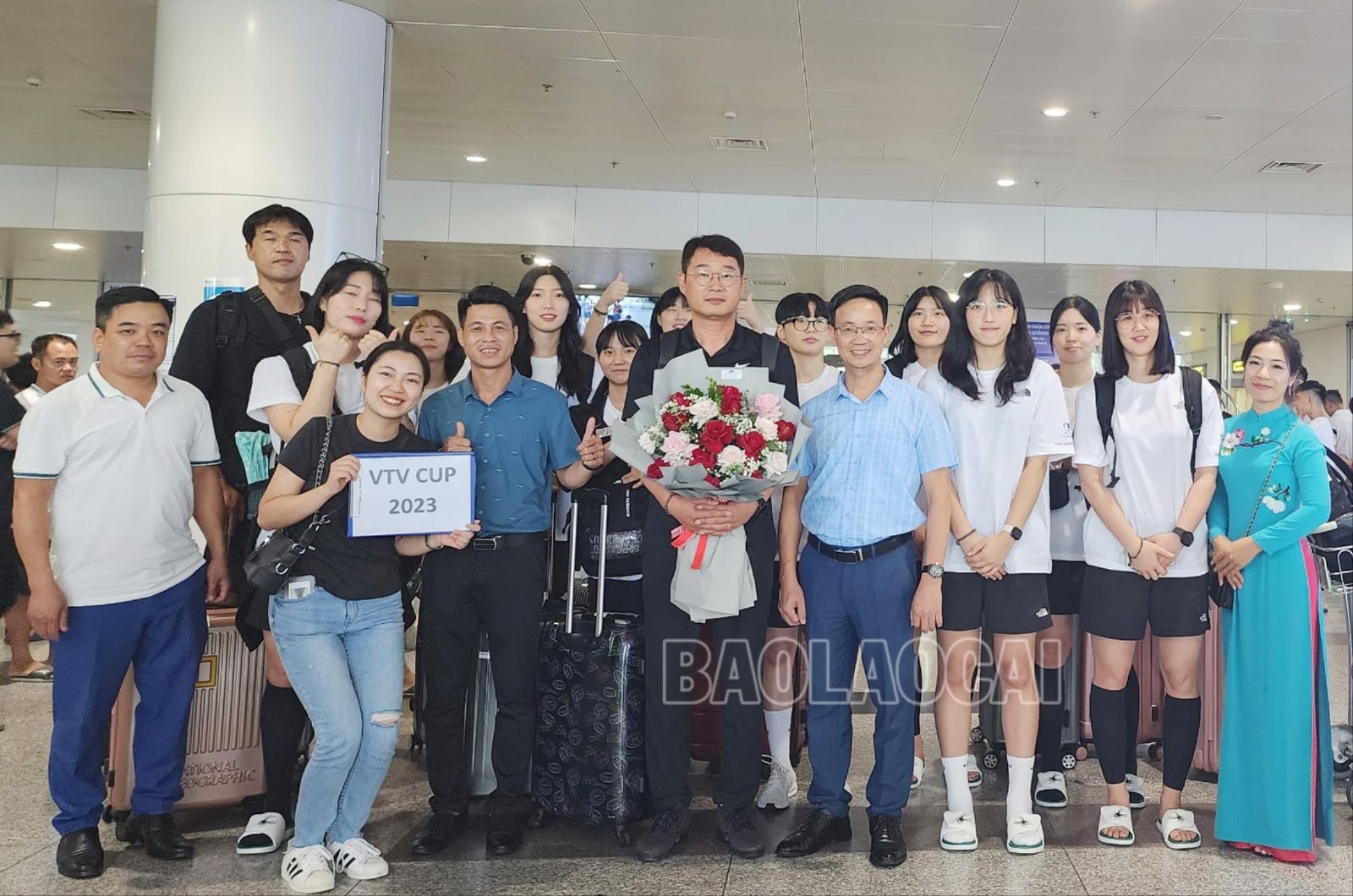 Lãnh đạo Sở Văn hóa - Thể thao tỉnh tặng hóa chúc mừng Câu lạc bộ Suwon (Hàn Quốc) tại sân bay Nội Bài. 3a.jpg
