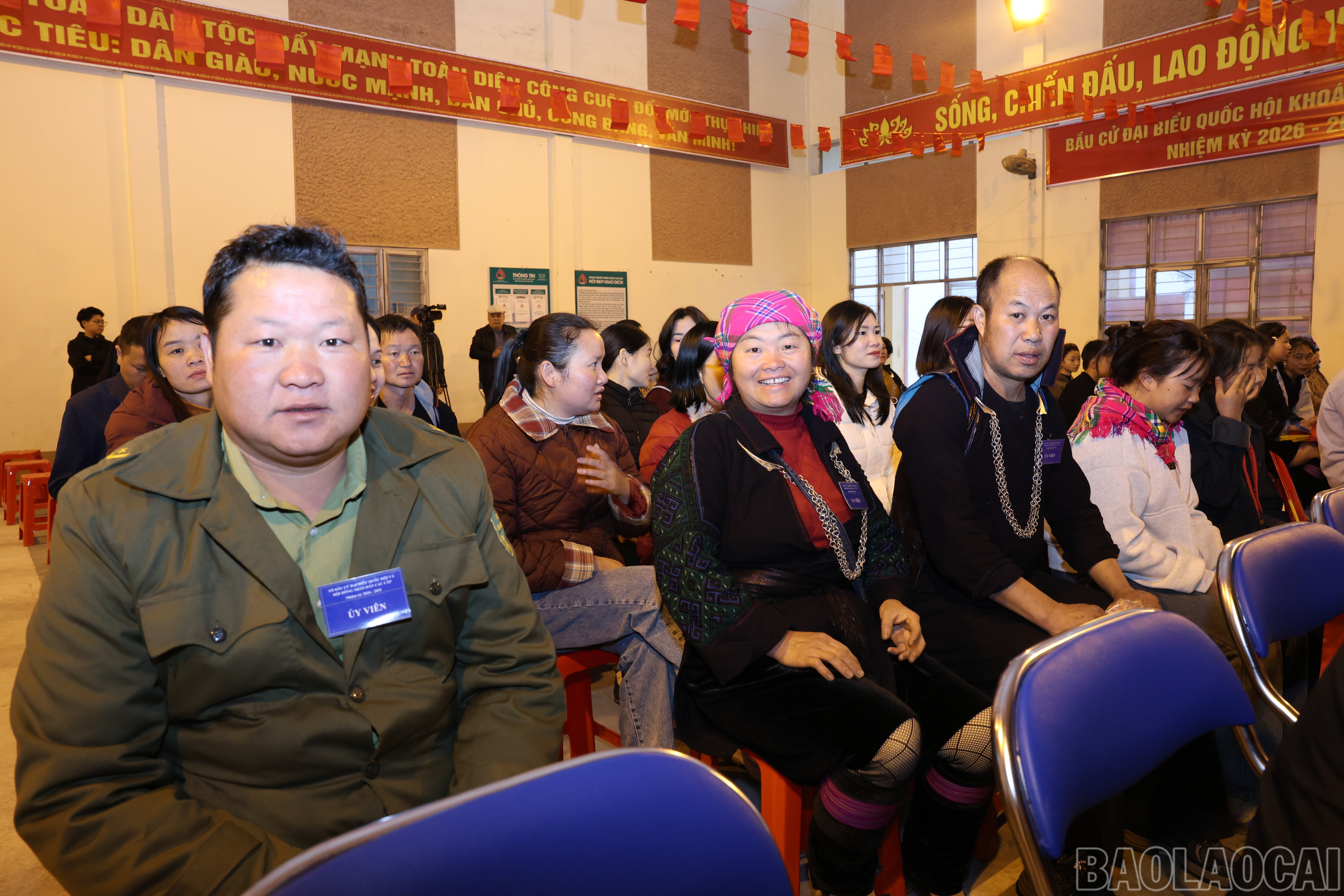 Đông đảo cử tri có mặt từ sớm để tham gia bầu cử.