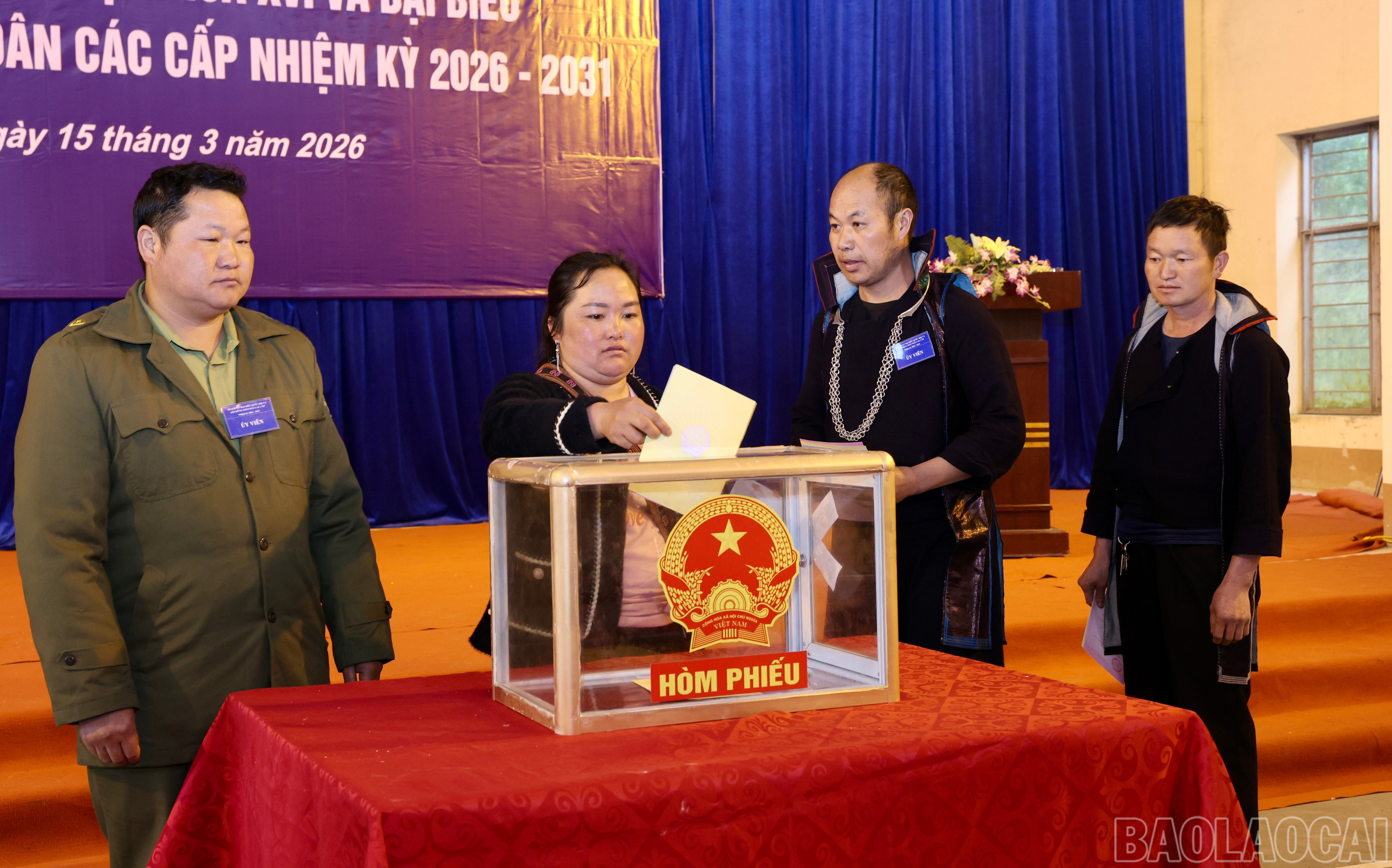 Đại biểu và cử tri tham gia bỏ phiếu tại khu vực bầu cử số 15 của phường Sa Pa.