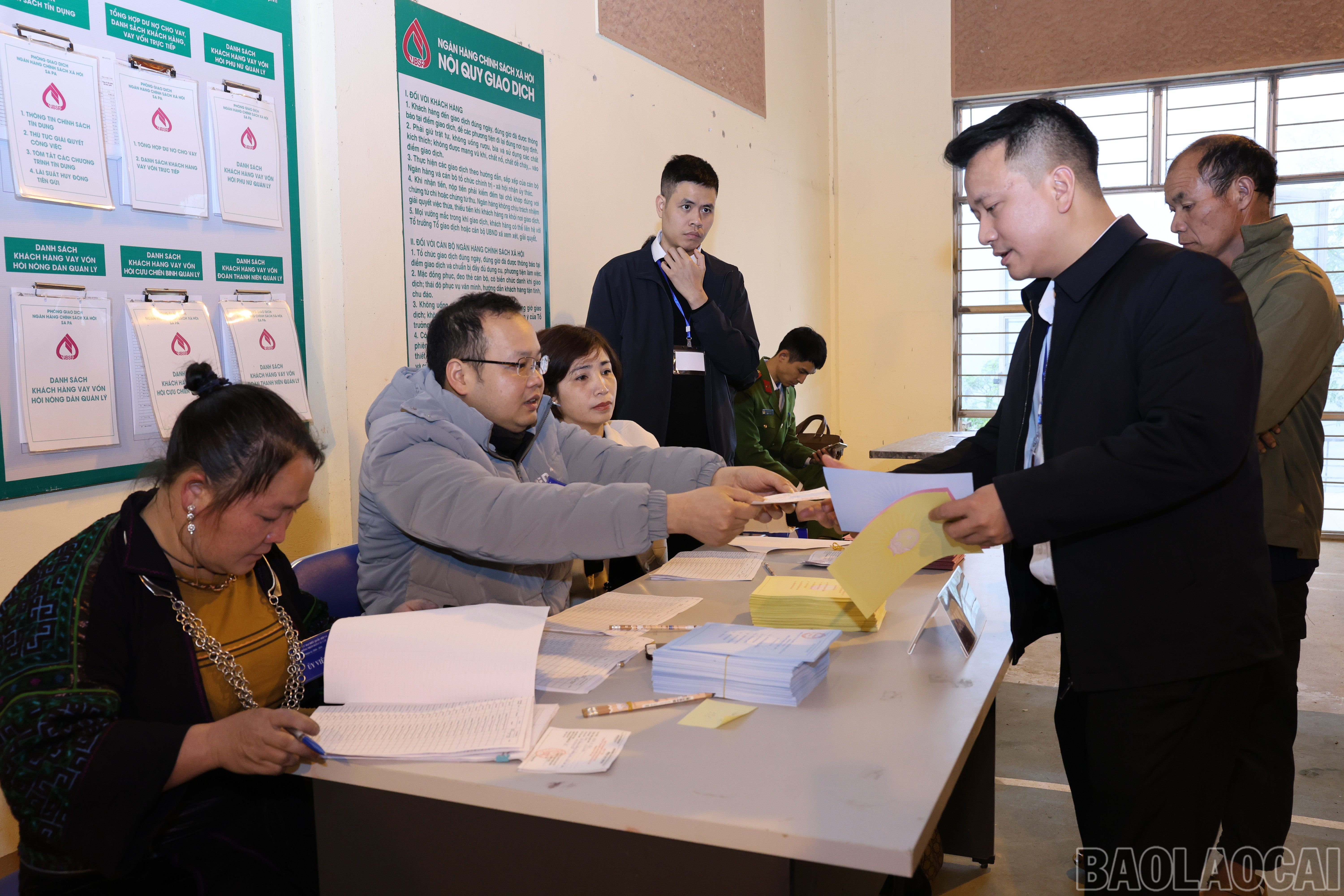 Không khí buổi bầu cử diễn ra nghiêm túc, dân chủ và đầy trách nhiệm.