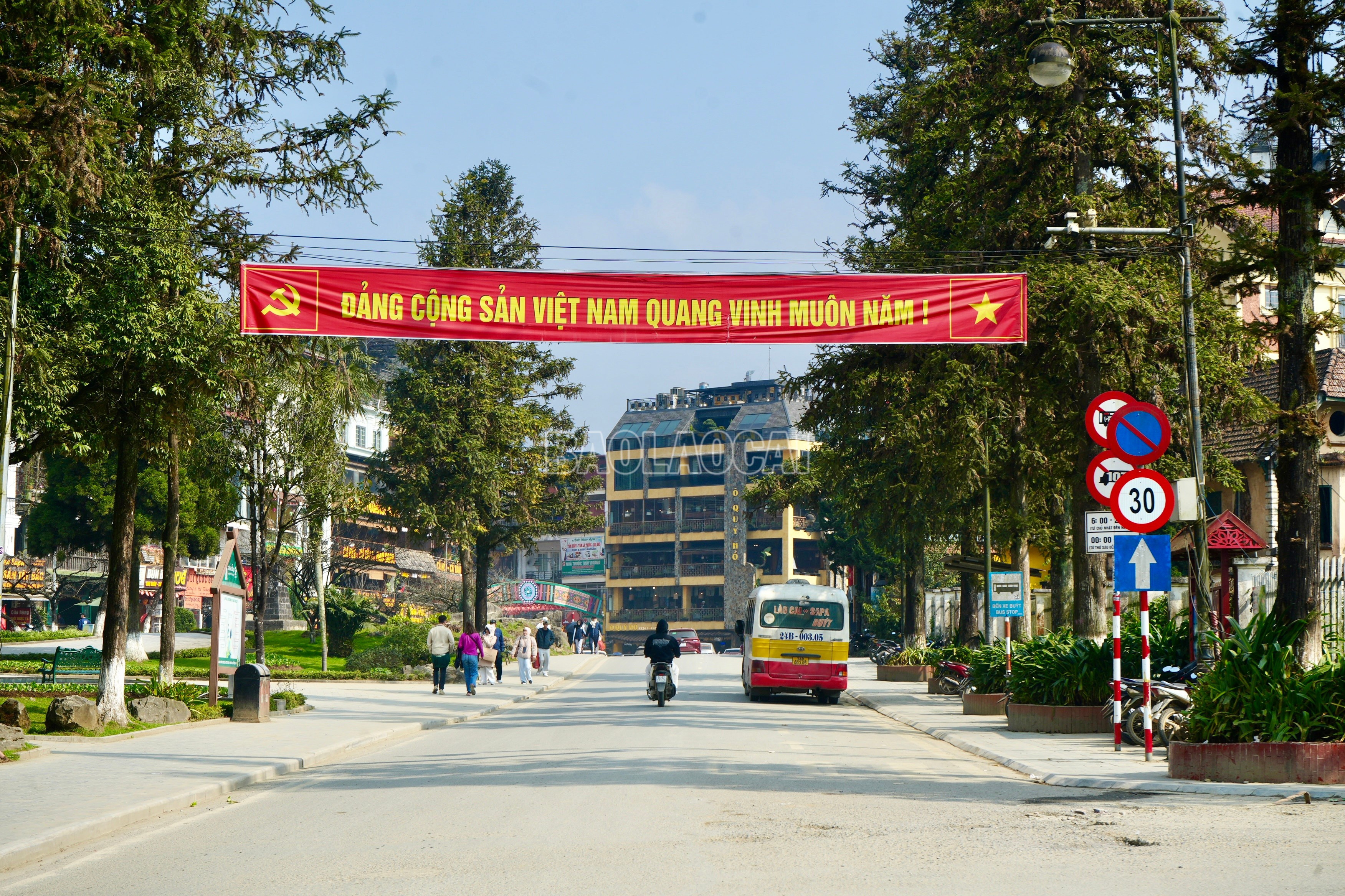 Nội dung tuyên truyền ngắn gọn, súc tích, thể hiện rõ chủ đề chào mừng Đại hội đại biểu toàn quốc lần thứ XIV của Đảng, đồng thời bảo đảm tính thống nhất về màu sắc, kích thước, hình thức trình bày.