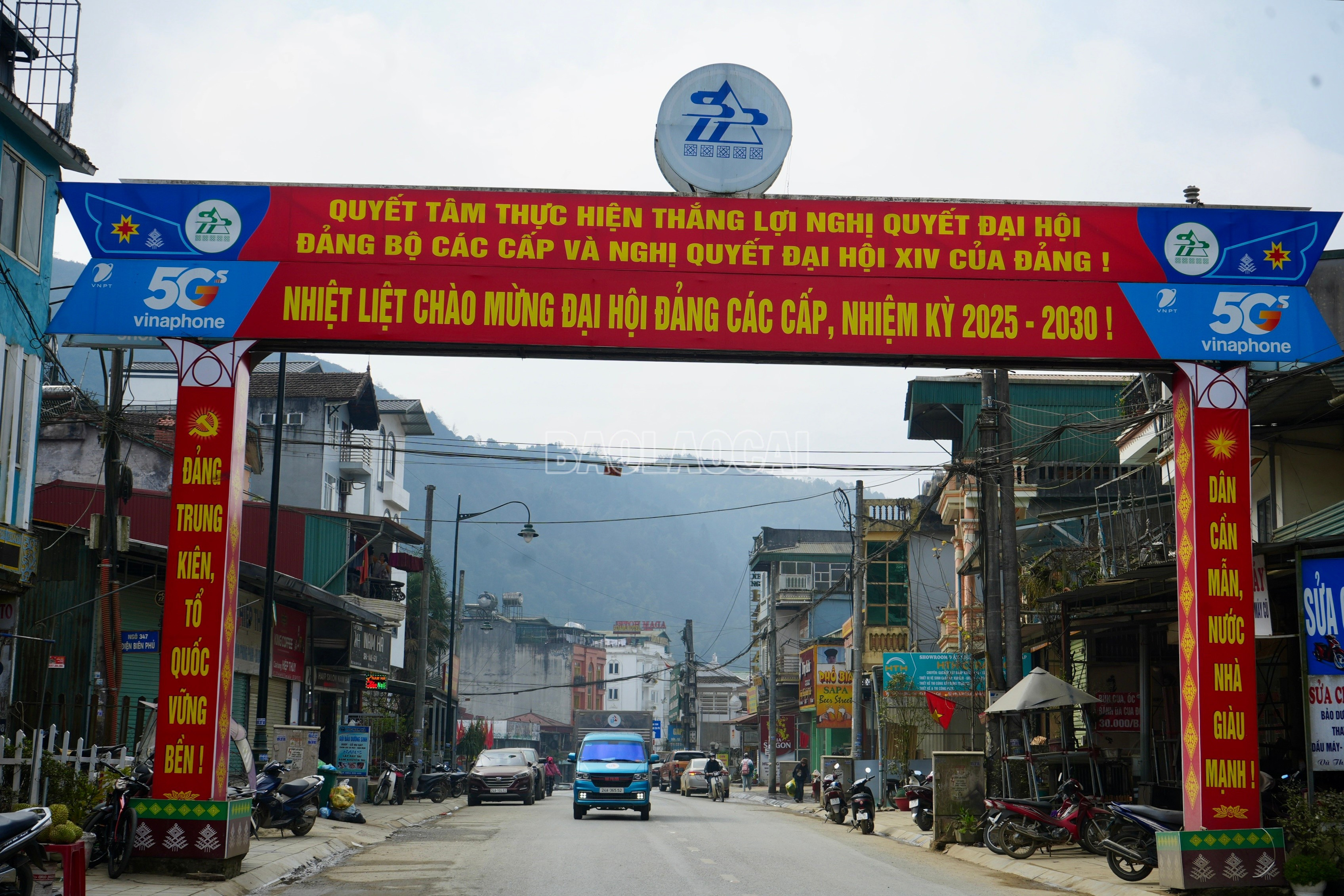 3 cụm pa-nô lớn được lắp đặt tại khu vực cổng chào, góp phần tạo dấu ấn rõ nét ngay từ cửa ngõ, thể hiện tinh thần hướng về sự kiện chính trị trọng đại của đất nước.