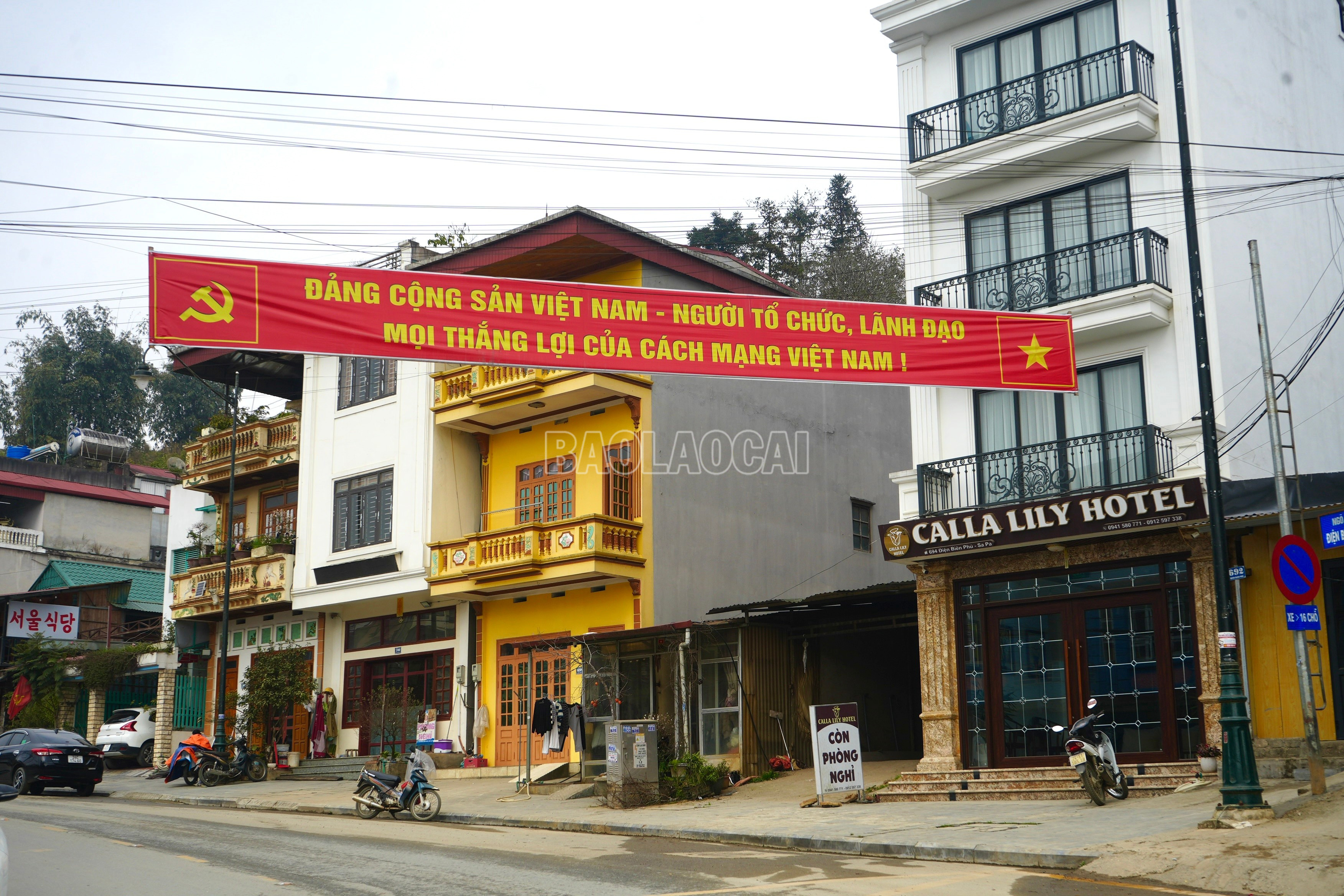 Băng rôn, pa-nô, khẩu hiệu được bố trí hài hòa từ các trục đường chính đến không gian công cộng, tạo điểm nhấn thị giác, thể hiện rõ chủ đề tuyên truyền chào mừng Đại hội XIV của Đảng.