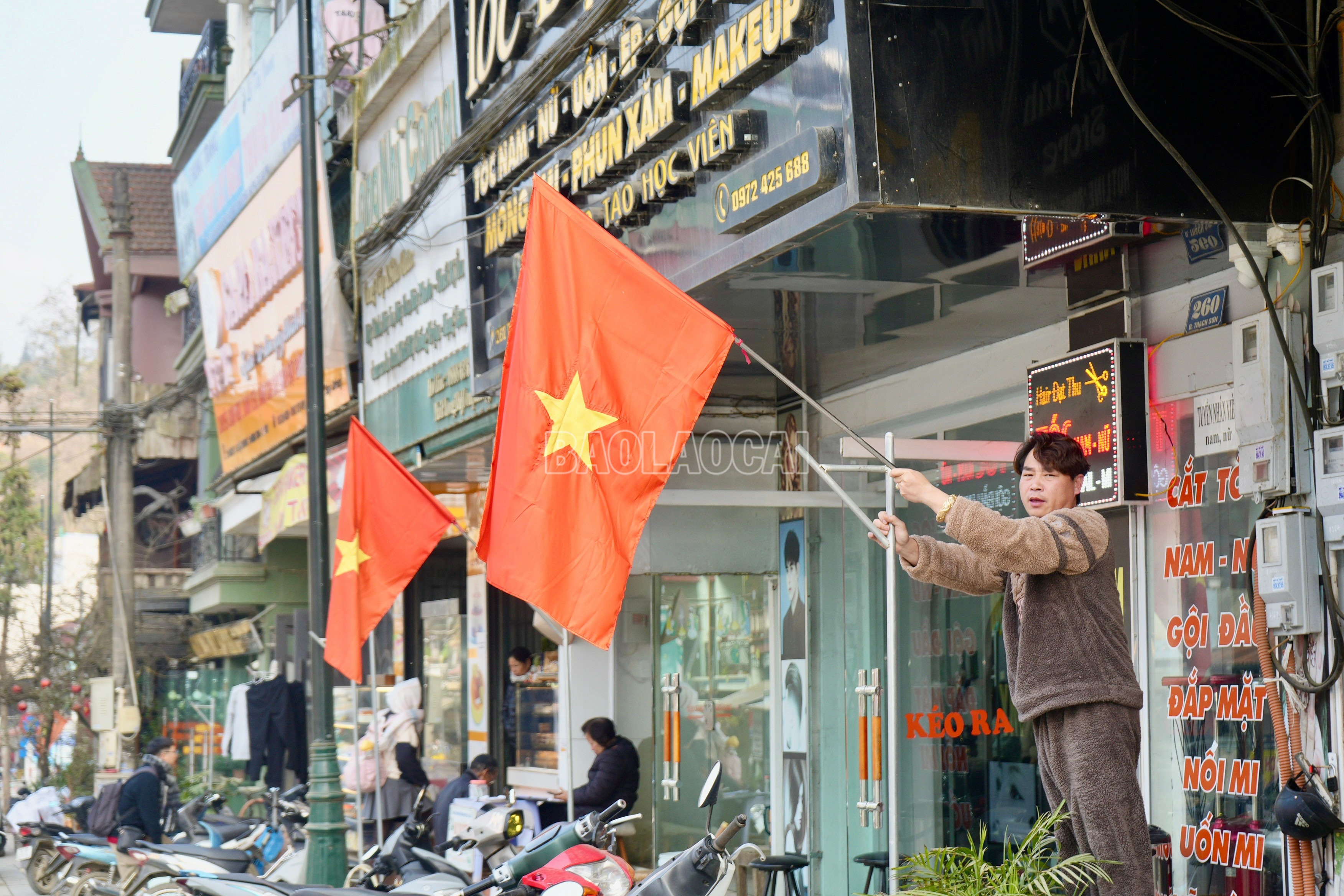 Từ những hình ảnh trực quan sinh động, không khí vui tươi, phấn khởi và trang trọng đang lan tỏa khắp phường Sa Pa, thể hiện sự quan tâm, trách nhiệm và niềm tin của toàn xã hội đối với sự kiện chính trị trọng đại của đất nước.