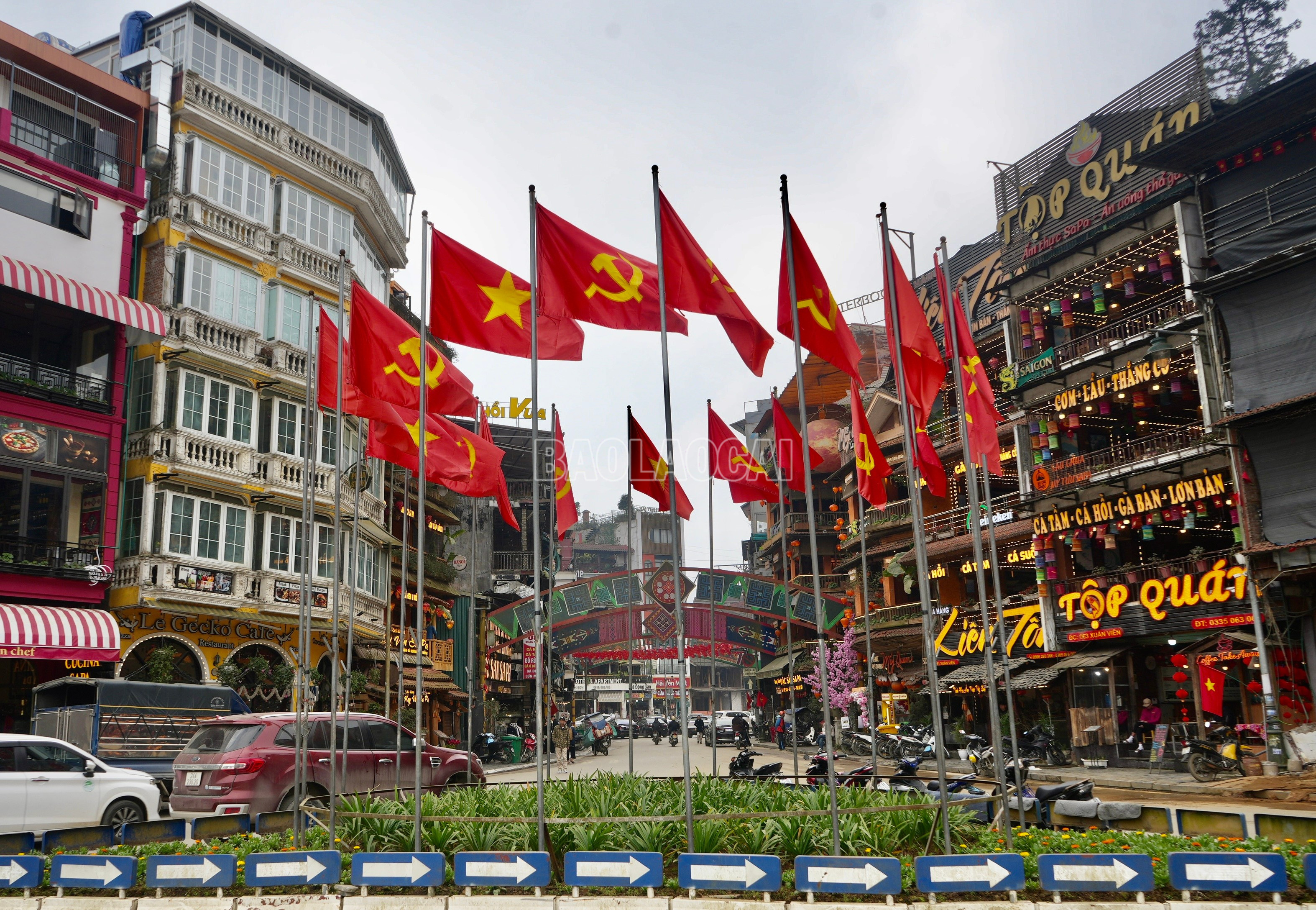 Việc treo cờ tạo nên những tuyến phố rực rỡ sắc đỏ, góp phần làm nổi bật không khí chính trị phấn khởi, thiêng liêng trong những ngày chào mừng đại hội.