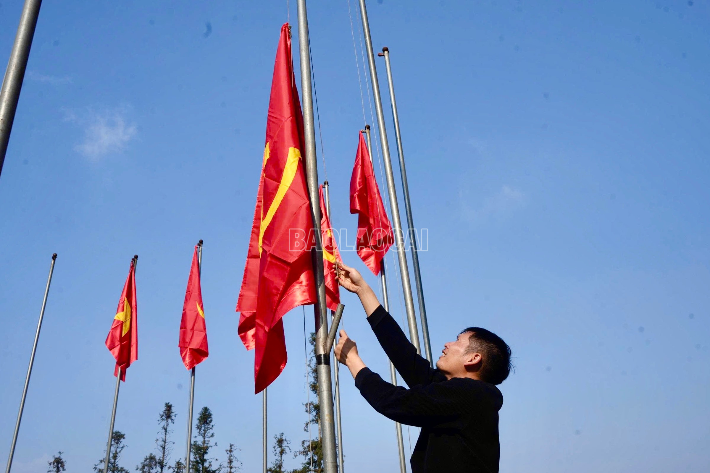 Cờ Tổ quốc được treo đồng loạt, đúng quy định tại các trụ sở cơ quan, đơn vị, khu dân cư, các tuyến đường chính và không gian công cộng.