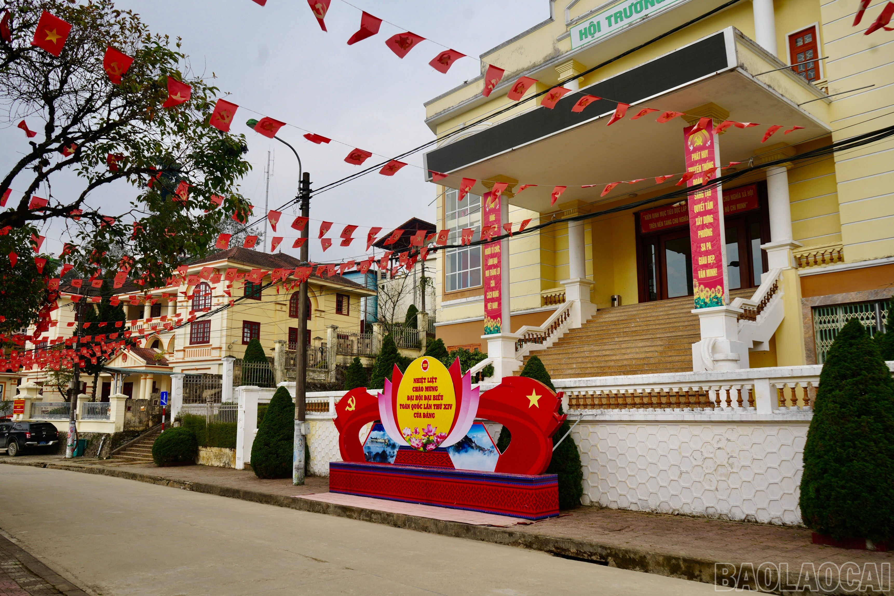 Tổng cộng 36 băng rôn, khẩu hiệu được treo tại phường Sa Pa dịp này, trong đó có 22 điểm tại vị trí trung tâm, bảo đảm độ bao phủ rộng, nội dung rõ ràng, hình thức thống nhất, tạo hiệu ứng tuyên truyền sâu rộng.