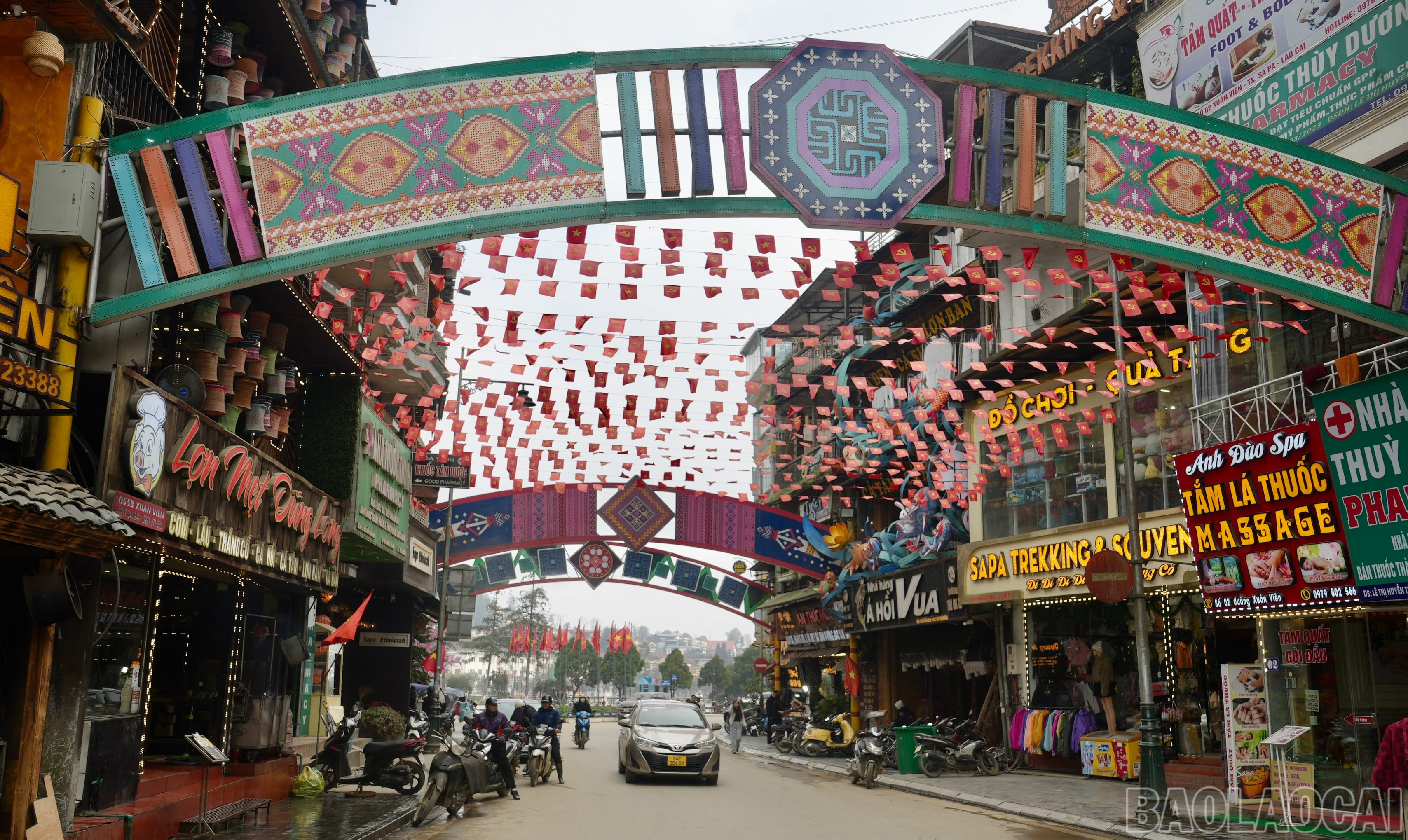 Những ngày này, đường phố Sa Pa như khoác lên mình “chiếc áo mới”. Các tuyến đường trung tâm được trang trí khánh tiết đồng bộ, rực rỡ sắc cờ đỏ, hòa quyện cùng nhịp sống sôi động của đô thị du lịch, tạo nên không gian vừa trang nghiêm, vừa sinh động.