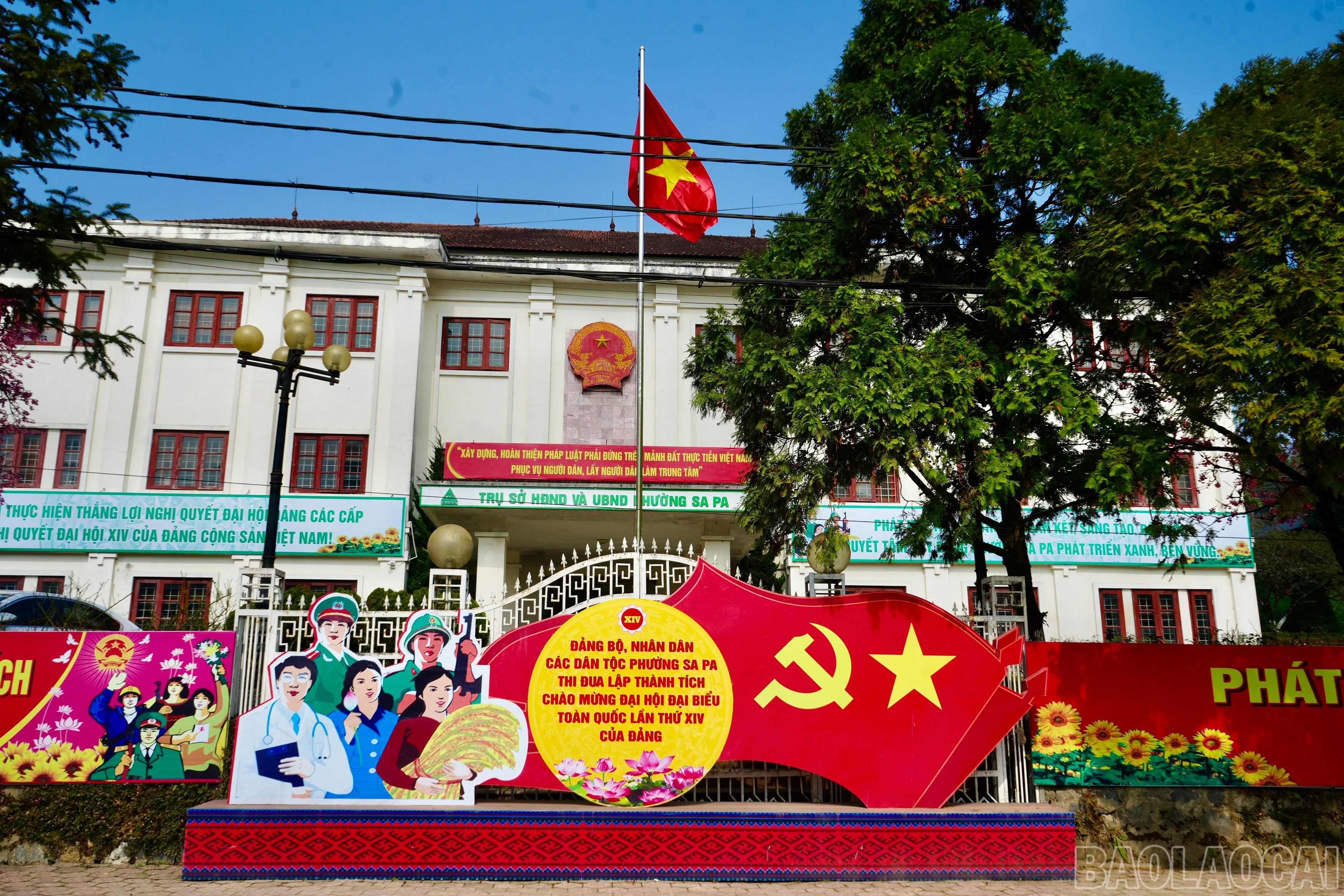 Khu vực trụ sở phường Sa Pa được trang hoàng trang nghiêm, thể hiện vai trò trung tâm trong công tác lãnh đạo, chỉ đạo và tổ chức tuyên truyền đại hội.