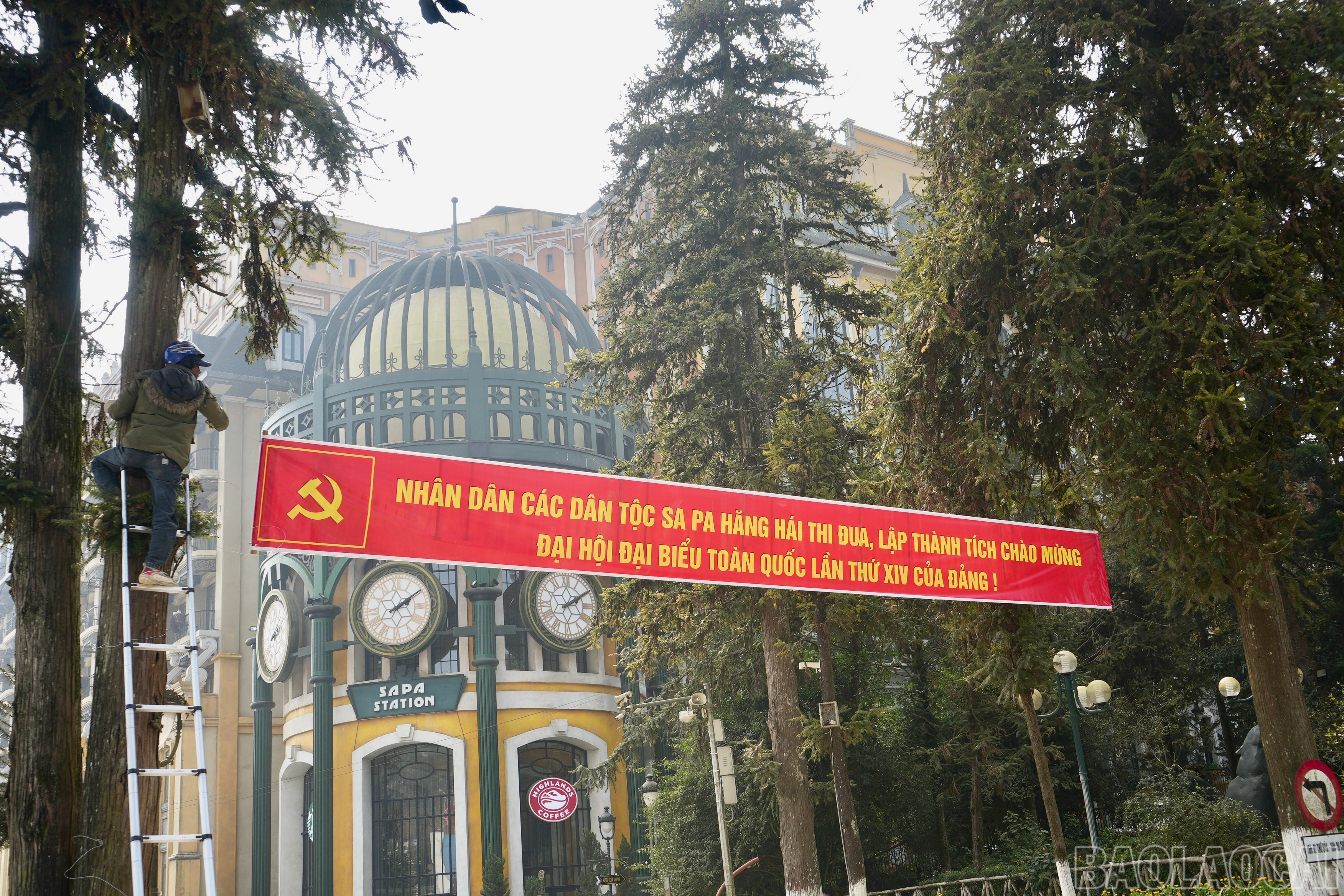 Hệ thống pa-nô, băng rôn, khẩu hiệu được bố trí khoa học, tập trung tại các trục đường chính, khu vực trung tâm, không gian công cộng và những nơi tập trung đông Nhân dân, du khách.