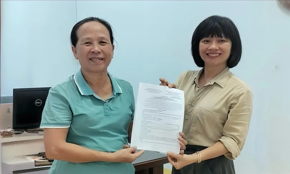 Bà Nguyễn Thị Minh Thúy được trao sổ hưu sau 15 năm đóng BHXH.