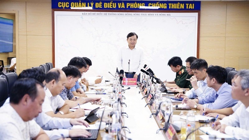 Thứ trưởng Nông nghiệp và Môi trường Nguyễn Hoàng Hiệp phát biểu chỉ đạo tại cuộc họp ứng phó với bão Ragasa chiều muộn 22/9. ung-pho.jpg