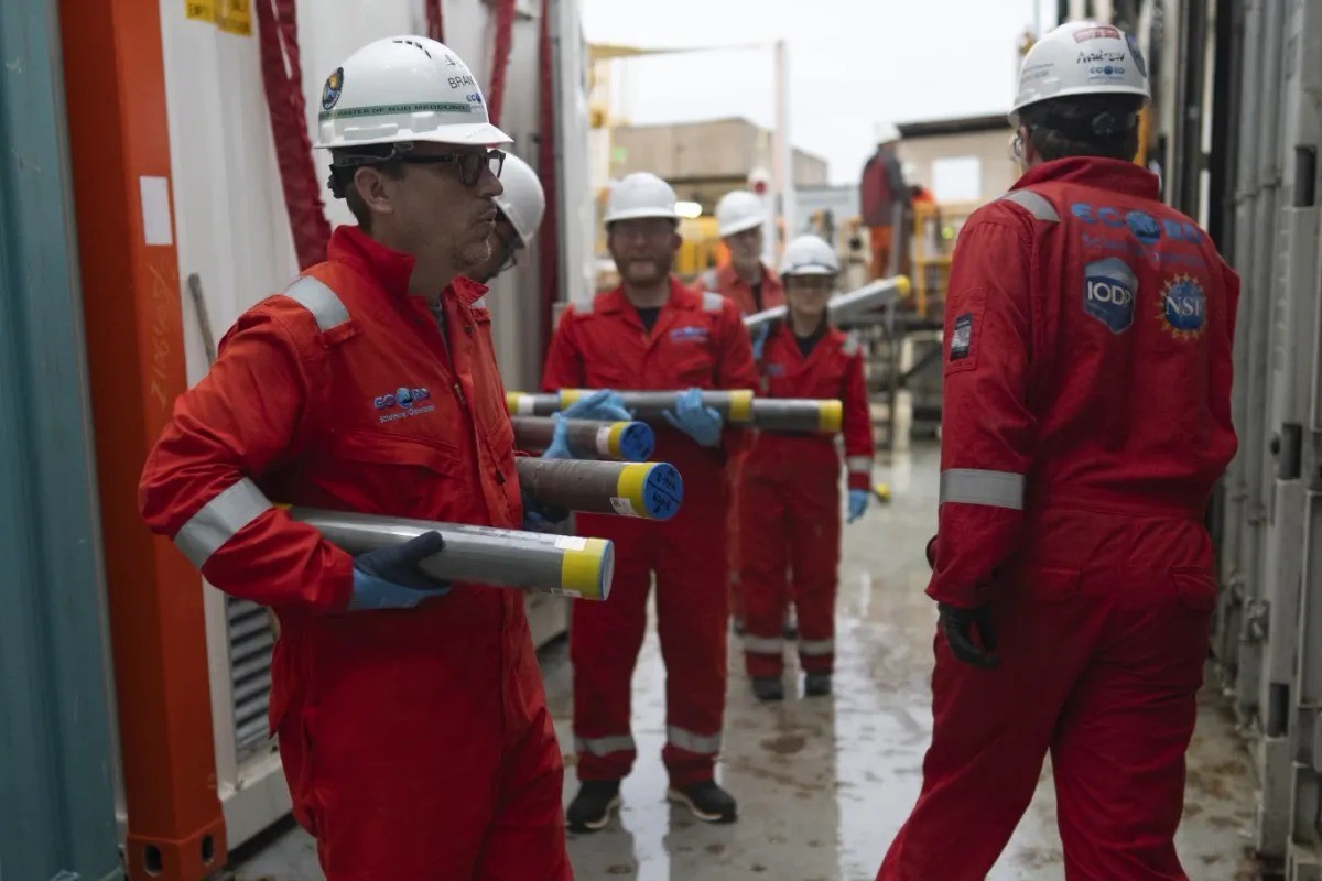 Thành viên Expedition 501 quan sát tàu vận chuyển Gaspee tiếp cận giàn Liftboat Robert ở Bắc Đại Tây Dương, ngày 19/7/2025. nuoc-ngot.jpg
