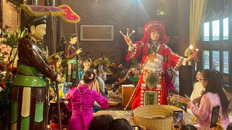 Nghệ nhân, đồng thầy Nguyễn Đức Hiển thực hiện giá hầu Cô Đôi Thượng Ngàn. Nghệ nhân, đồng thầy Nguyễn Đức Hiển thực hiện giá hầu Cô Đôi Thượng Ngàn.
