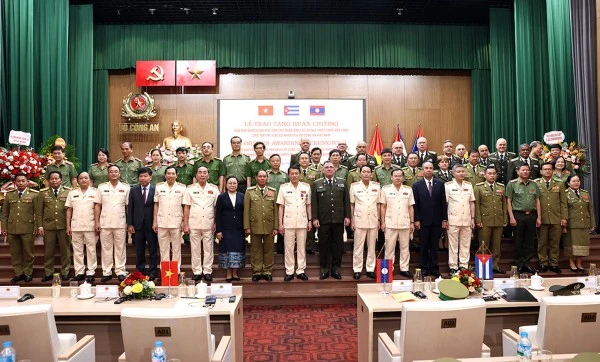 Bộ trưởng Lương Tam Quang, Phó Thủ tướng, Bộ trưởng Bộ Công an Lào Vilay Lakhamphong và Bộ trưởng Bộ Nội vụ Cuba Lázaro Alberto Álvarez Casas cùng các đại biểu.