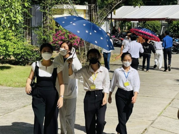 Khi cần tìm hiểu về thông tin du học hay học bổng, sinh viên nên trực tiếp đến trường hoặc các cơ sở uy tín để được tư vấn, hạn chế trao đổi qua điện thoại hoặc trên các hội nhóm để tránh bị lộ lọt thông tin. hs.jpg