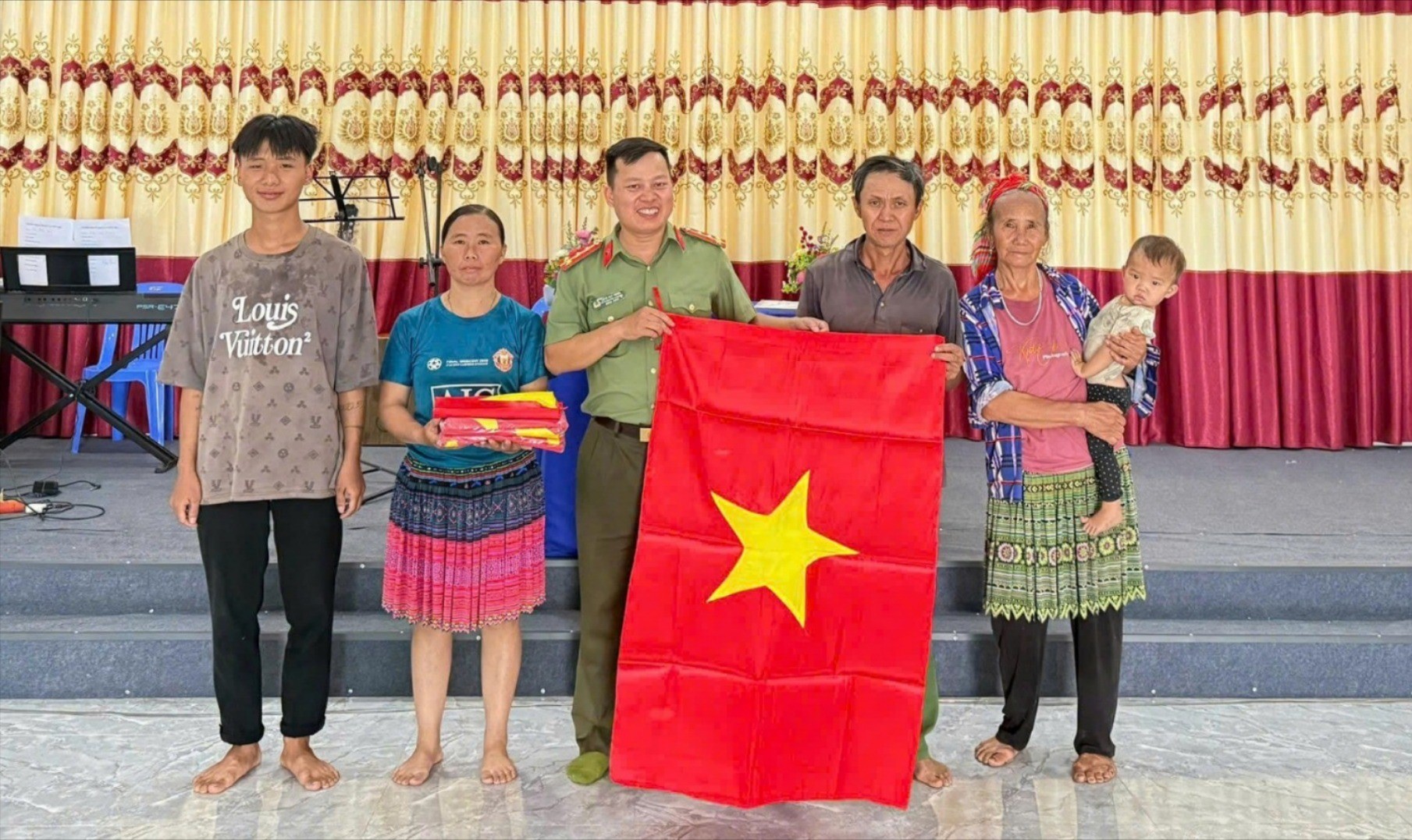 Công an xã Văn Bàn trao tặng cờ Tổ quốc cho các điểm nhóm sinh hoạt đạo Tin lành. co-2-4351-5576.jpg