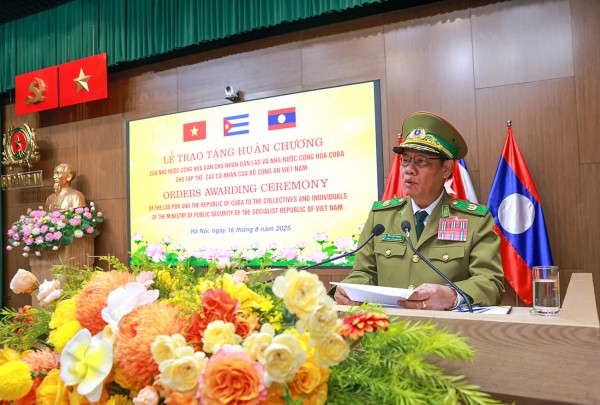Phó Thủ tướng, Bộ trưởng Bộ Công an Lào Vilay Lakhamphong chúc mừng các tập thể, cá nhân Bộ Công an Việt Nam được trao tặng những phần thưởng cao quý. Phó Thủ tướng, Bộ trưởng Bộ Công an Lào Vilay Lakhamphong chúc mừng các tập thể, cá nhân Bộ Công an Việt Nam được trao tặng những phần thưởng cao quý.