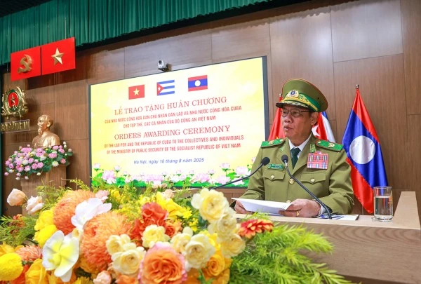 Phó Thủ tướng, Bộ trưởng Bộ Công an Lào Vilay Lakhamphong chúc mừng các tập thể, cá nhân Bộ Công an Việt Nam được trao tặng những phần thưởng cao quý.