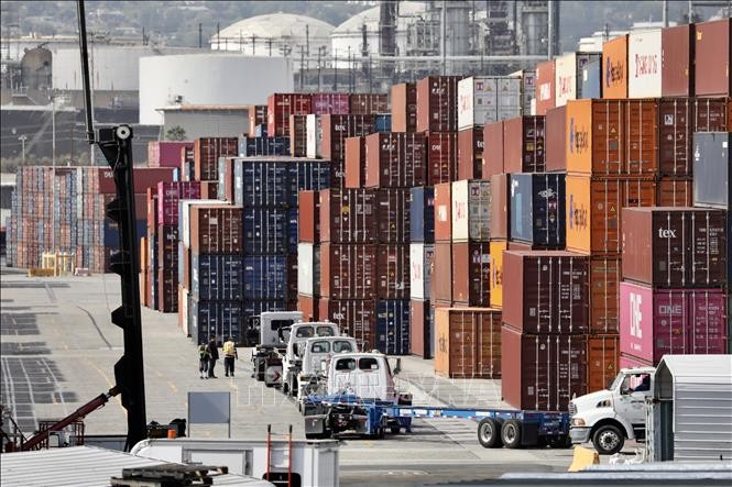 Các container hàng hóa tại cảng Los Angeles, bang California, Mỹ. Các container hàng hóa tại cảng Los Angeles, bang California, Mỹ.