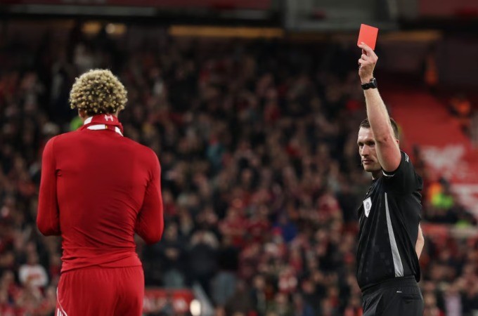 ... rồi nhận thẻ đỏ trong trận Liverpool thắng Southampton 2 - 1 ở vòng ba Cup Liên đoàn trên sân Anfield, Merseyside, Anh ngày 23/9/2025. bong-da-2.jpg