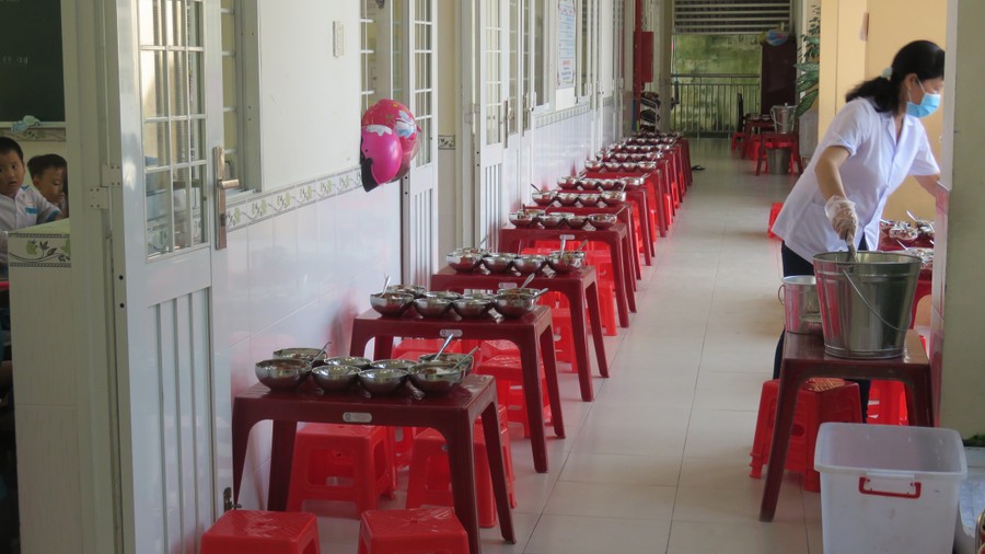 Chuẩn bị bữa ăn bán trú cho học sinh tại Trường Tiểu học Bình Thủy (Bình Thủy, Cần Thơ). Chuẩn bị bữa ăn bán trú cho học sinh tại Trường Tiểu học Bình Thủy (Bình Thủy, Cần Thơ).