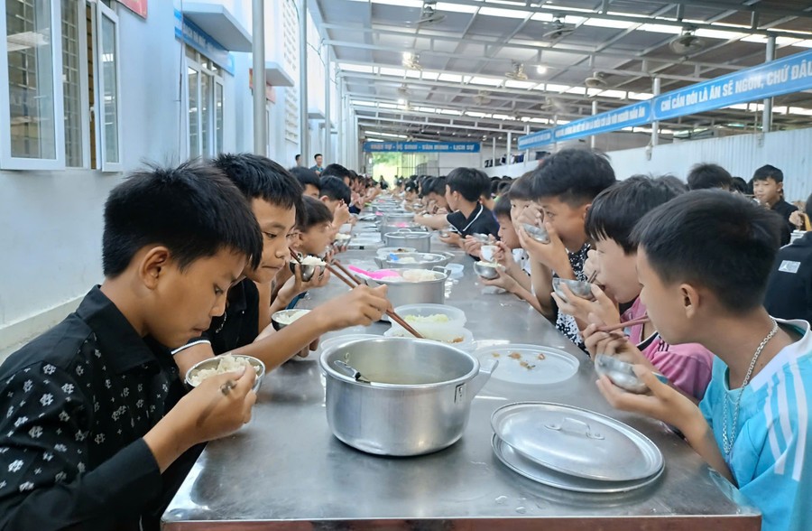 Giờ ăn bán trú của học sinh Trường Phổ thông Dân tộc bán trú THCS Huổi Luông (xã Phong Thổ, Lai Châu). Giờ ăn bán trú của học sinh Trường Phổ thông Dân tộc bán trú THCS Huổi Luông (xã Phong Thổ, Lai Châu).