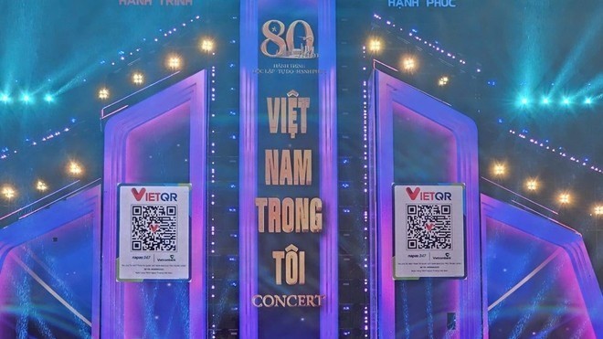 Từ đầu concert, Ban Tổ chức đã công bố QR tài khoản gây quỹ ủng hộ đồng bào miền Trung. z69477026603358a124d75be0bd9e05ba7bec720fd0100-myke-4882.jpg