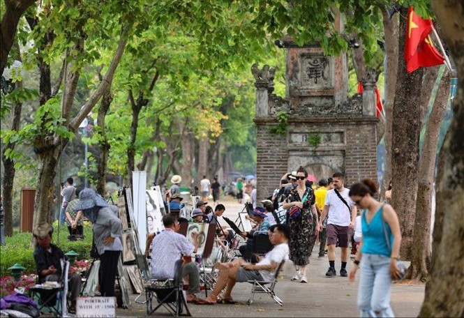 Phố đi bộ Hồ Gươm vẫn là điểm đến ưa thích của du khách tại Hà Nội. du-lich-thu-do-1436.jpg