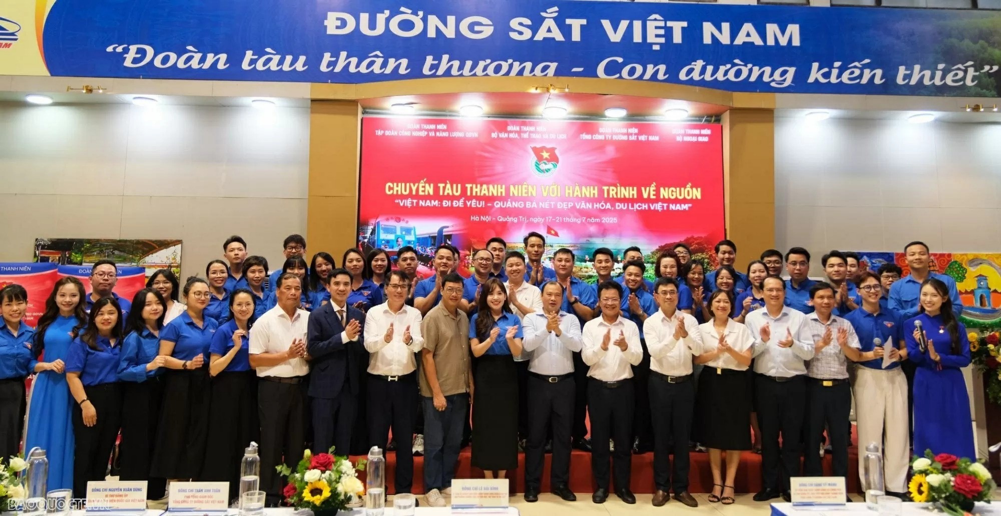 والتقط الوفد صورا تذكارية مع أعضاء النقابة والشباب. 18-7-duong-sat-vn-9145.jpg